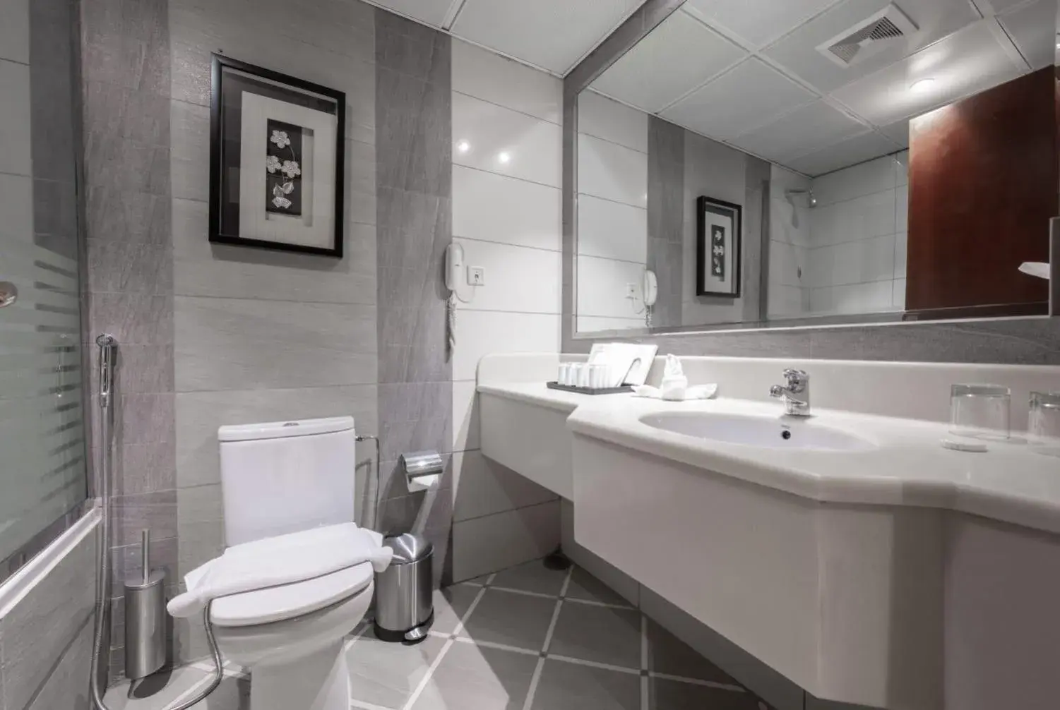 Bathroom in Shaza Regency Plaza Al Madinah Bathroom in Shaza Regency Plaza Al Madinah