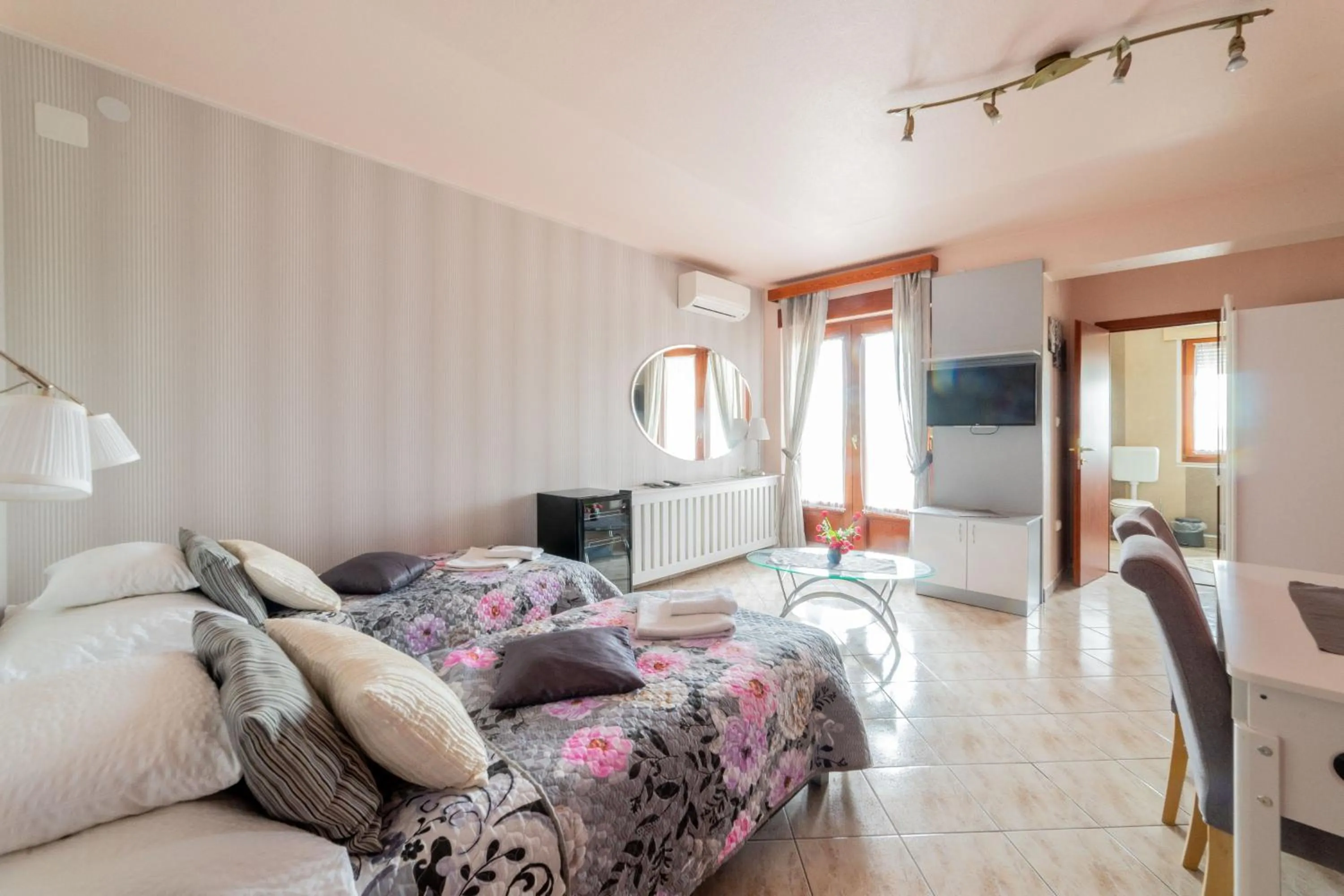 Bed in Le Rose Suites & Park Hotel