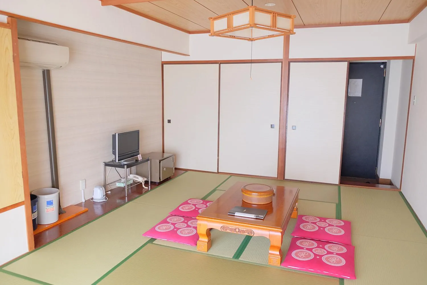 Photo of the whole room in Hotel Sunset Susami