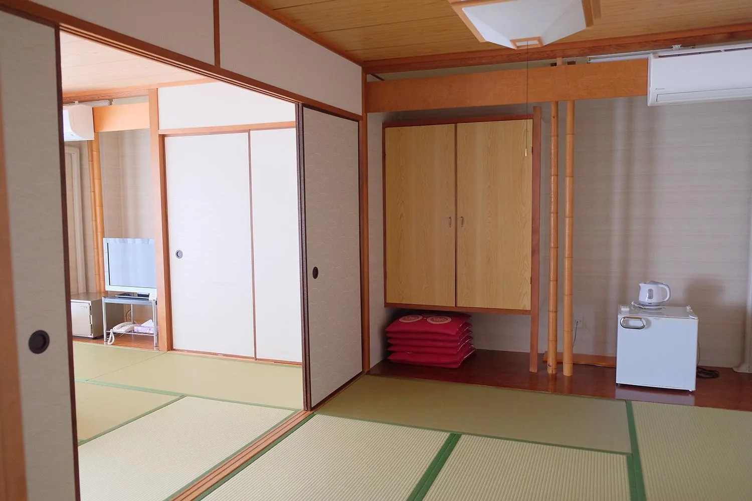 Photo of the whole room in Hotel Sunset Susami