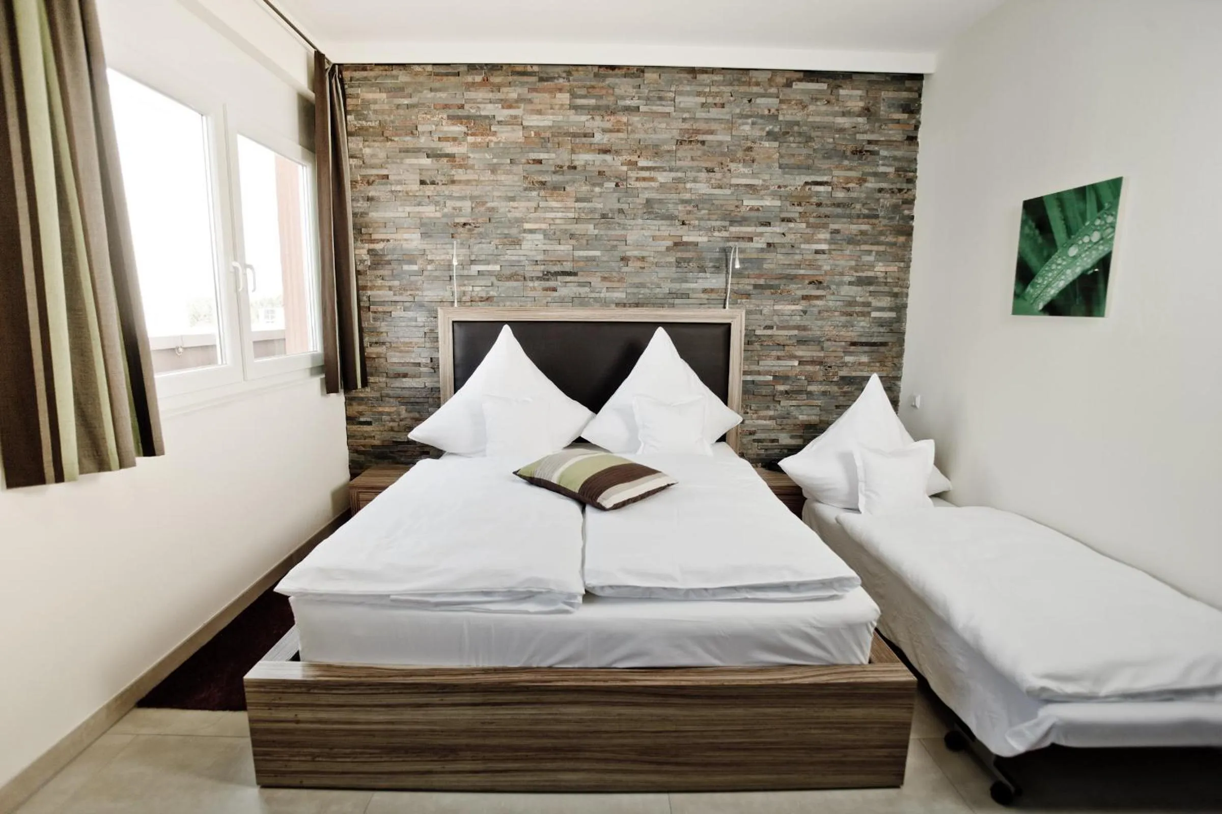 Photo of the whole room, Bed in Hotel Maxis - digitaler Self-check-in -