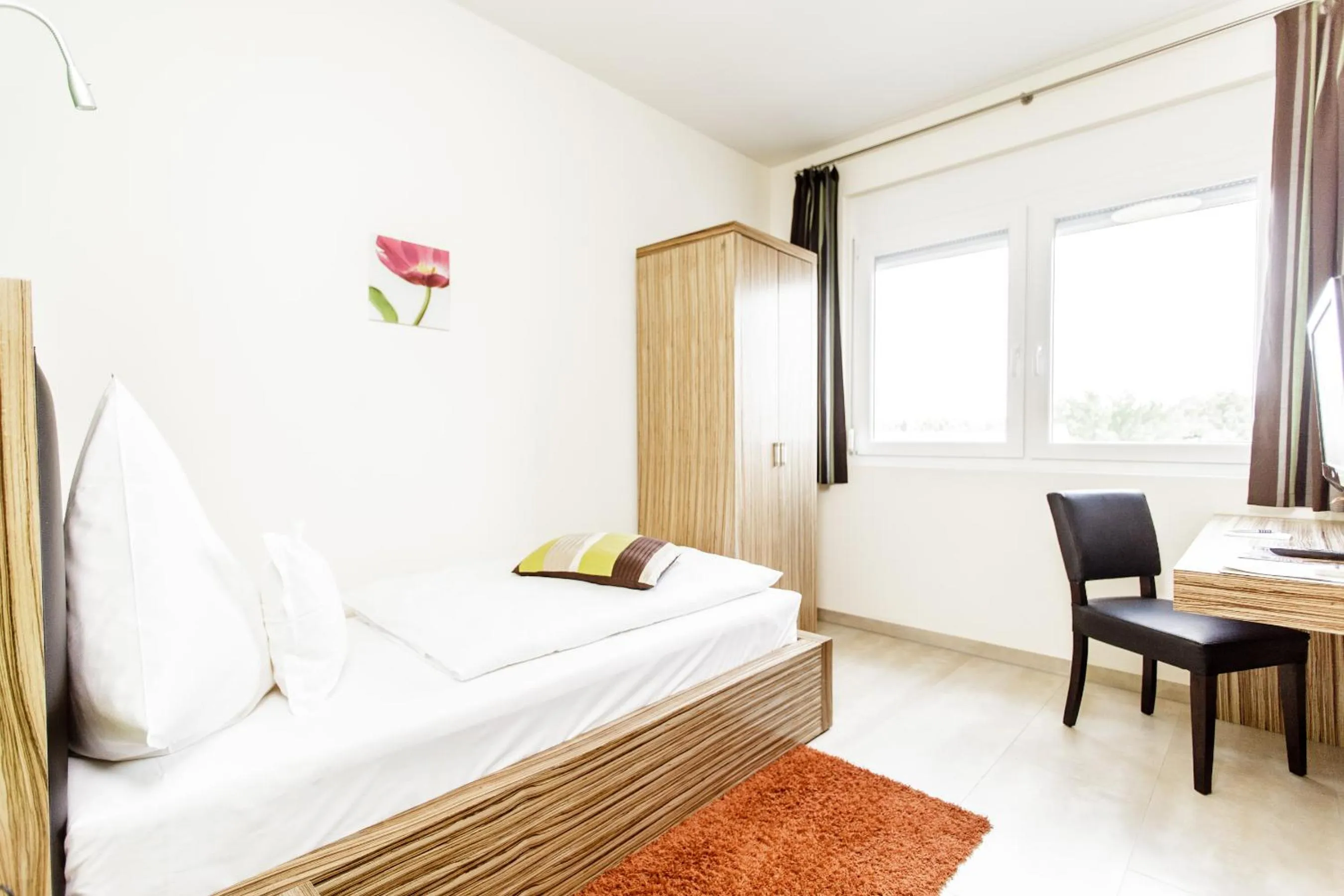 Day, Bed in Hotel Maxis - digitaler Self-check-in -