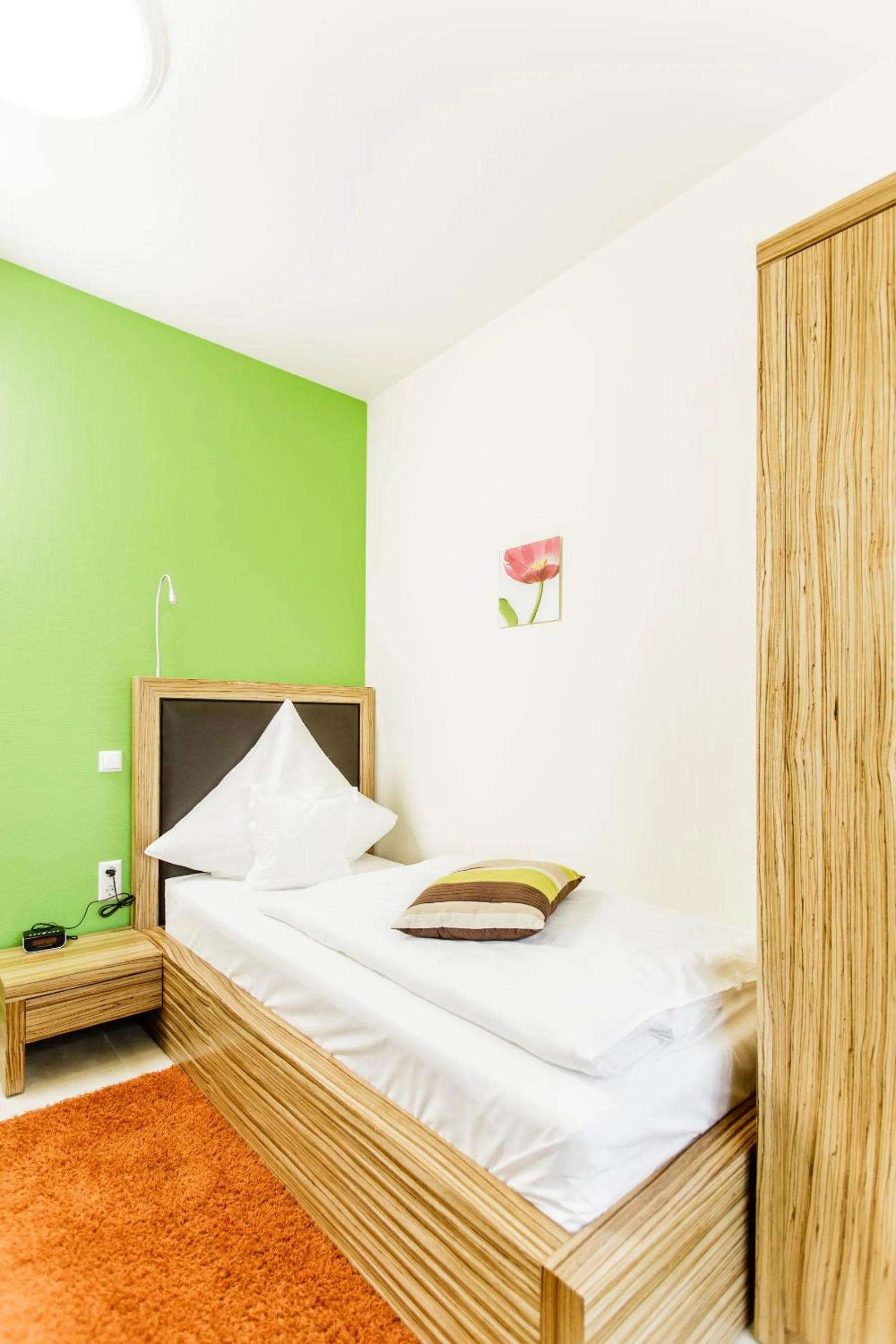 Bed in Hotel Maxis - digitaler Self-check-in -