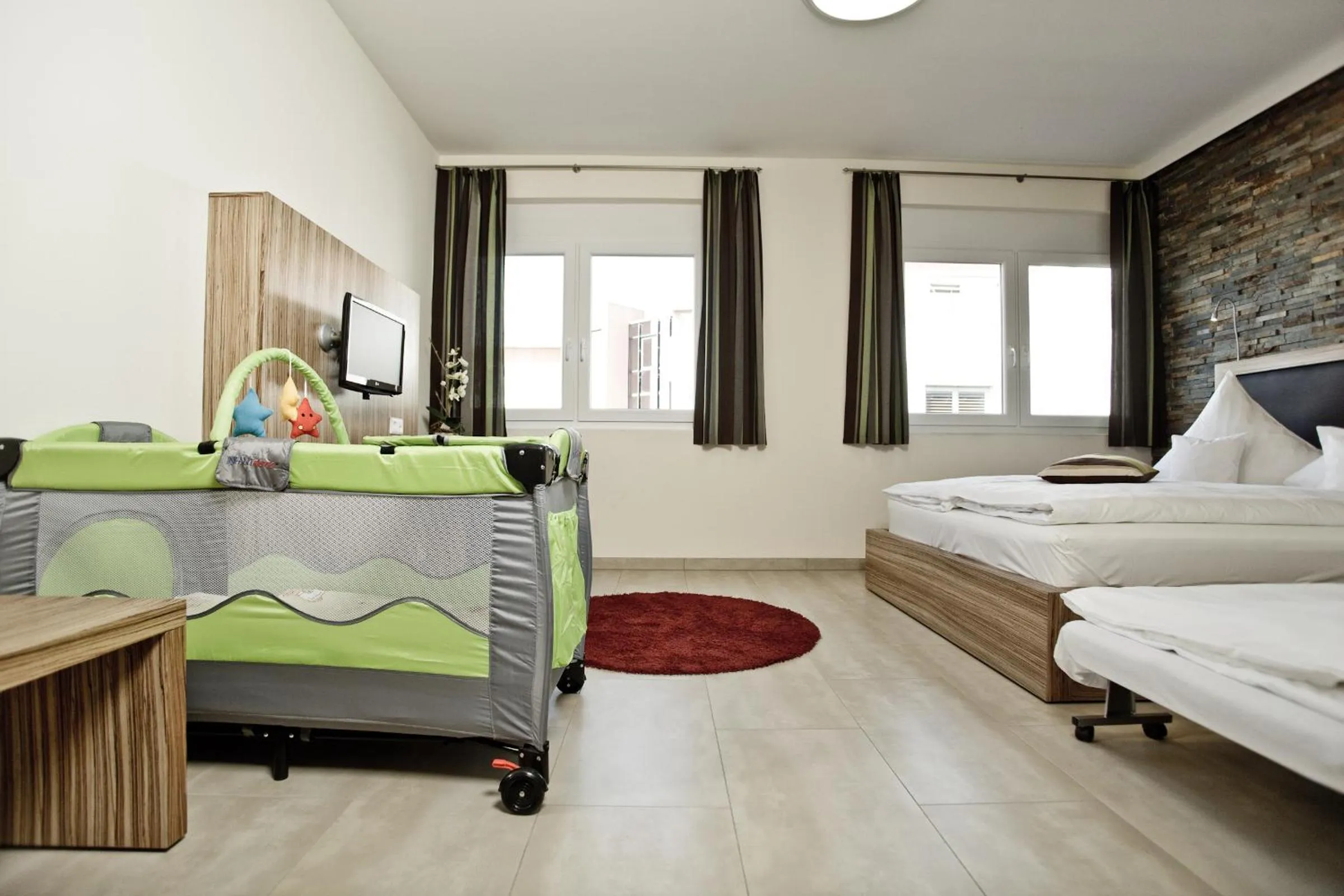 Photo of the whole room, Bed in Hotel Maxis - digitaler Self-check-in -