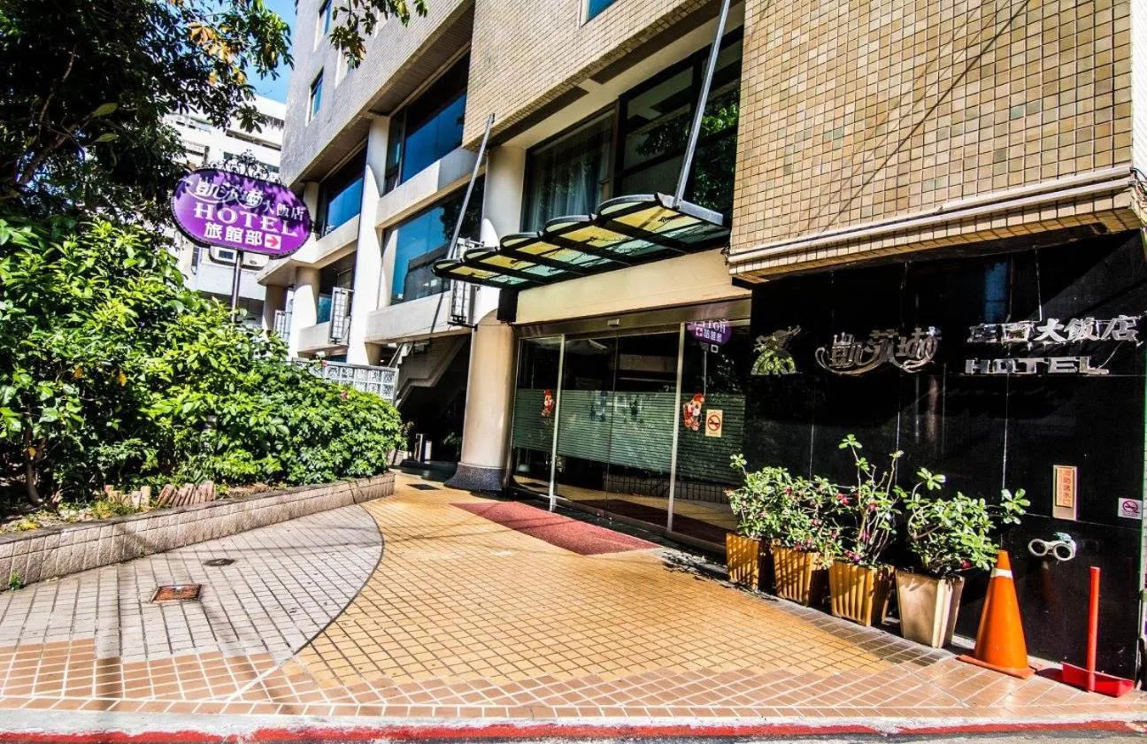 Facade/entrance in Katherine Plaza Hotel