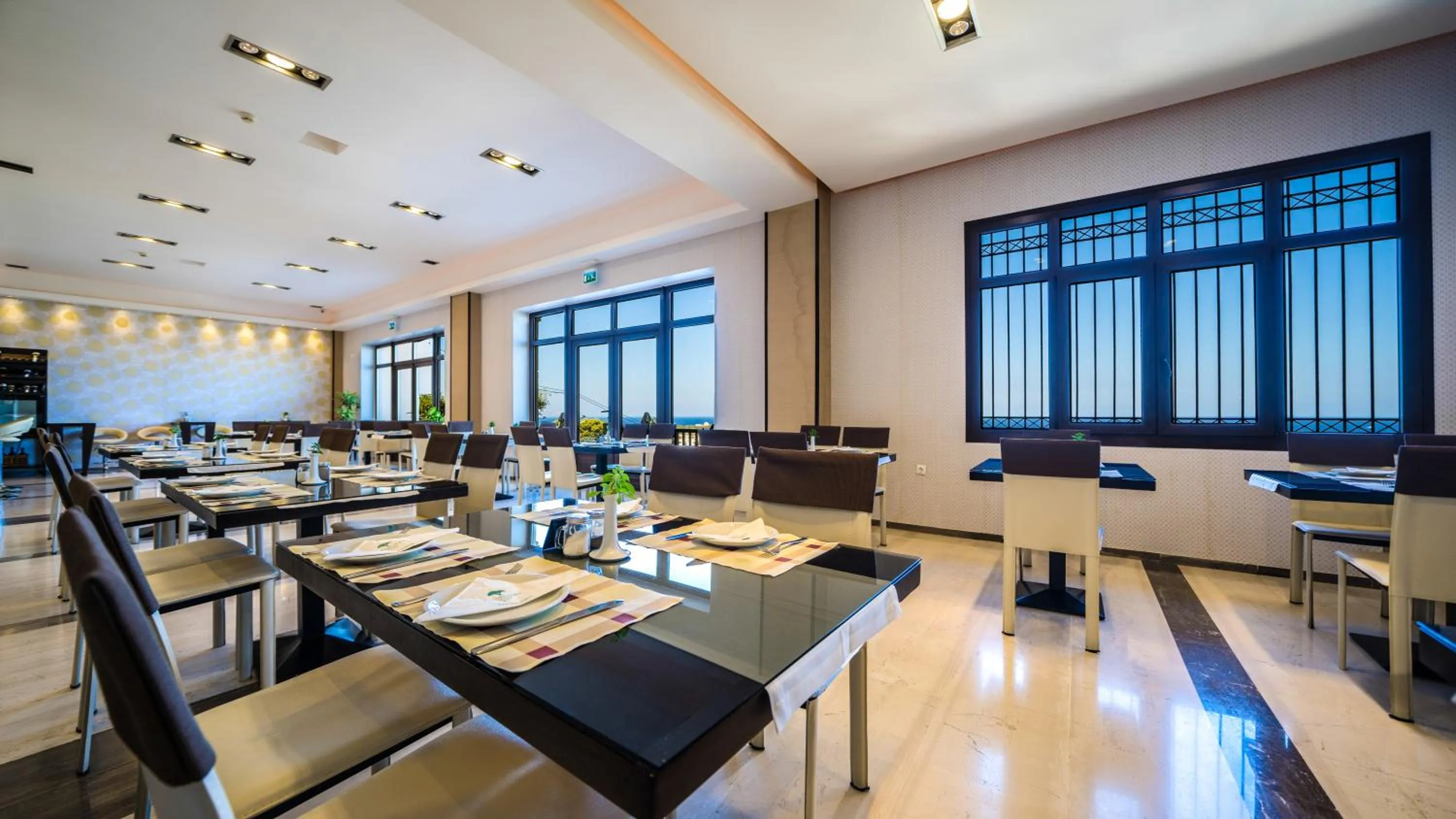 Breakfast in Forest Park Hotel