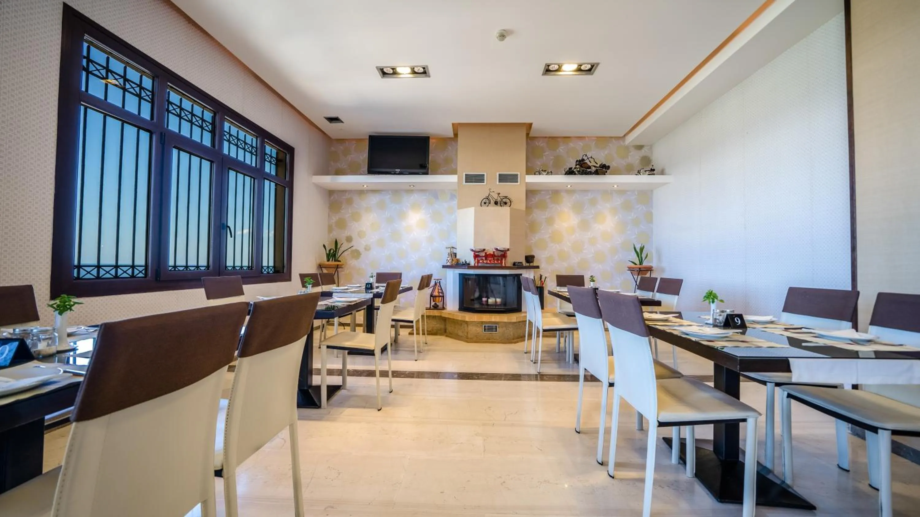 Restaurant/places to eat in Forest Park Hotel