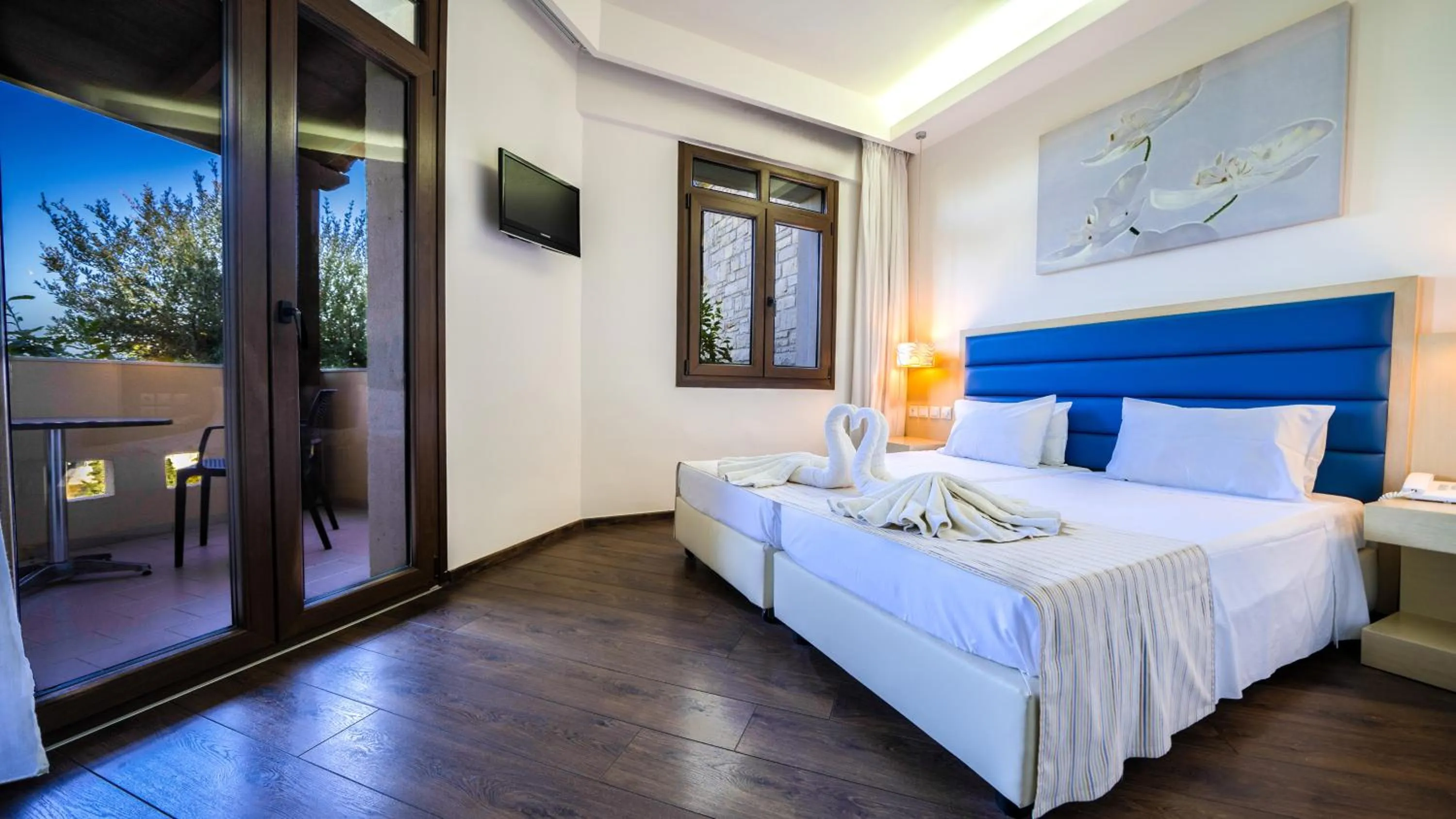 Balcony/Terrace, Bed in Forest Park Hotel