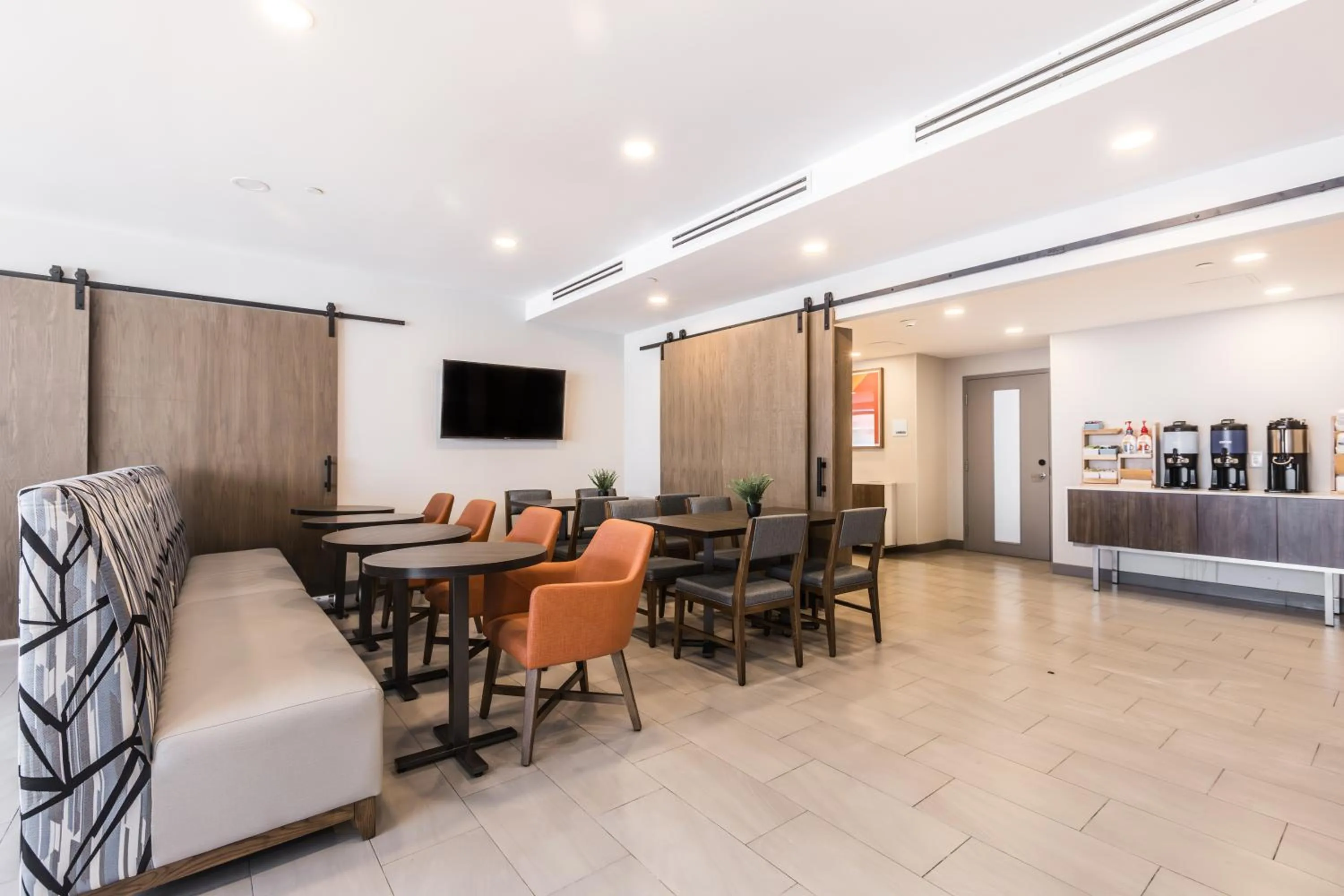Lobby or reception in Holiday Inn Express Toronto-North York by IHG