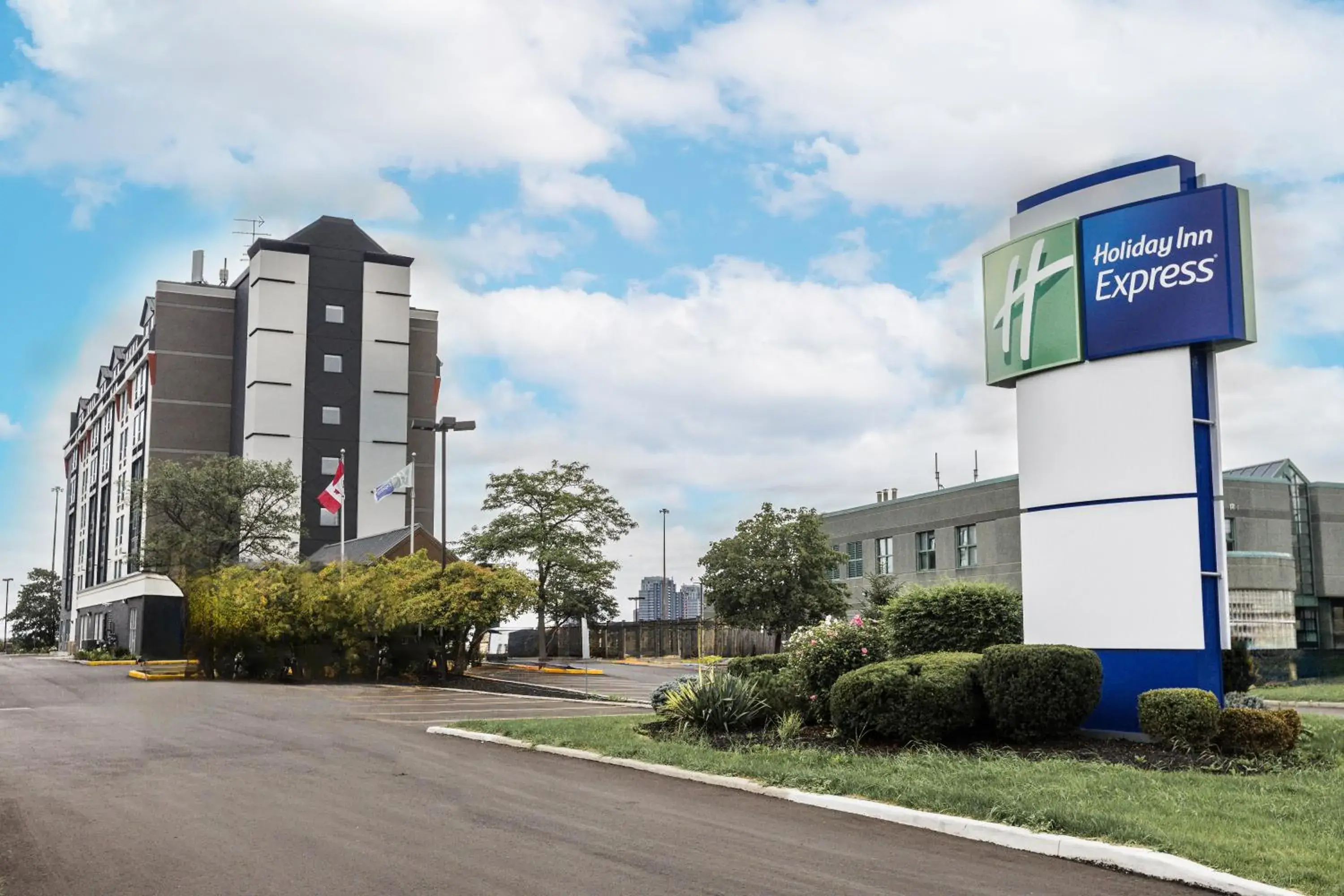 Property building in Holiday Inn Express Toronto-North York by IHG Property building in Holiday Inn Express Toronto-North York by IHG