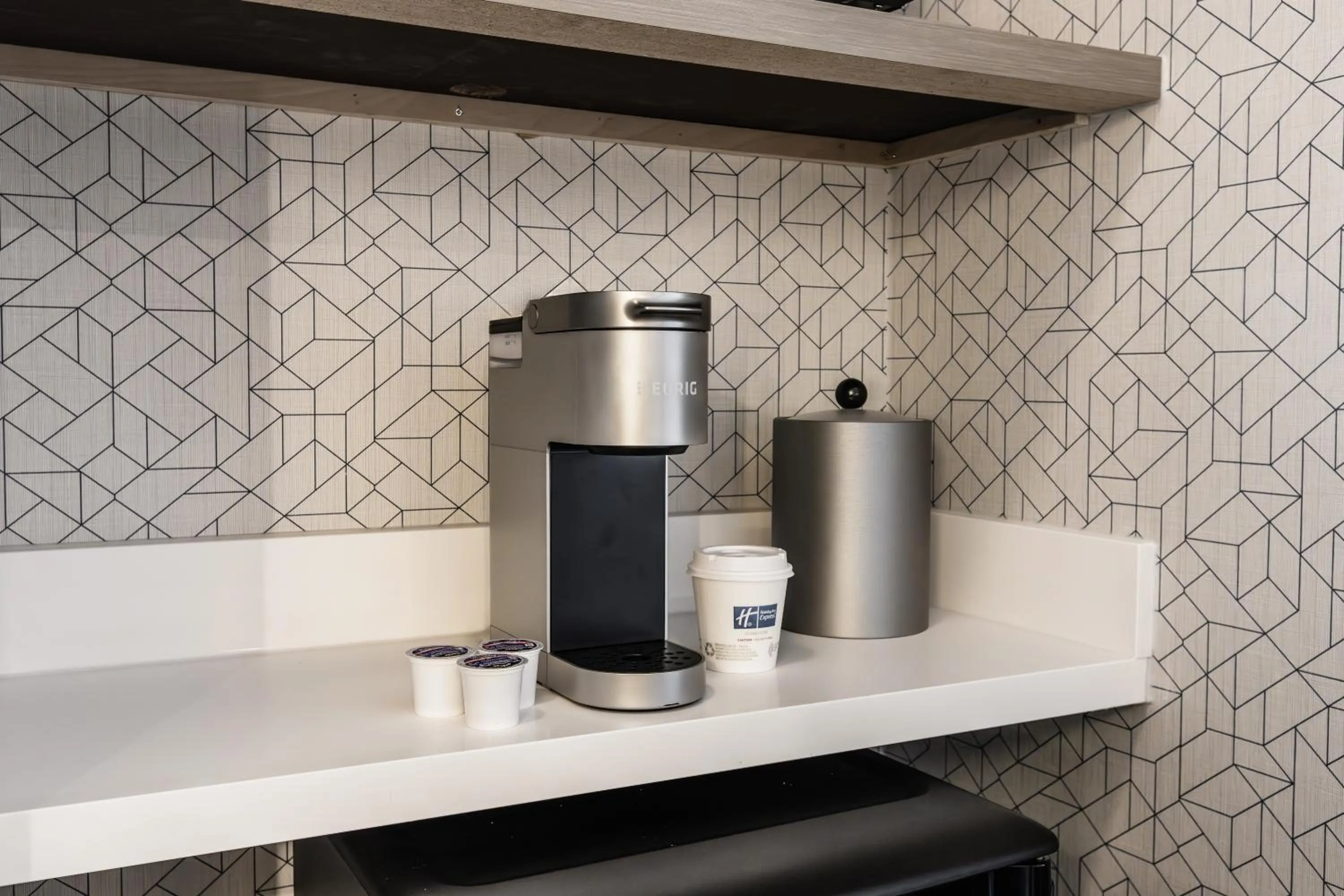 Coffee/tea facilities in Holiday Inn Express Toronto-North York by IHG