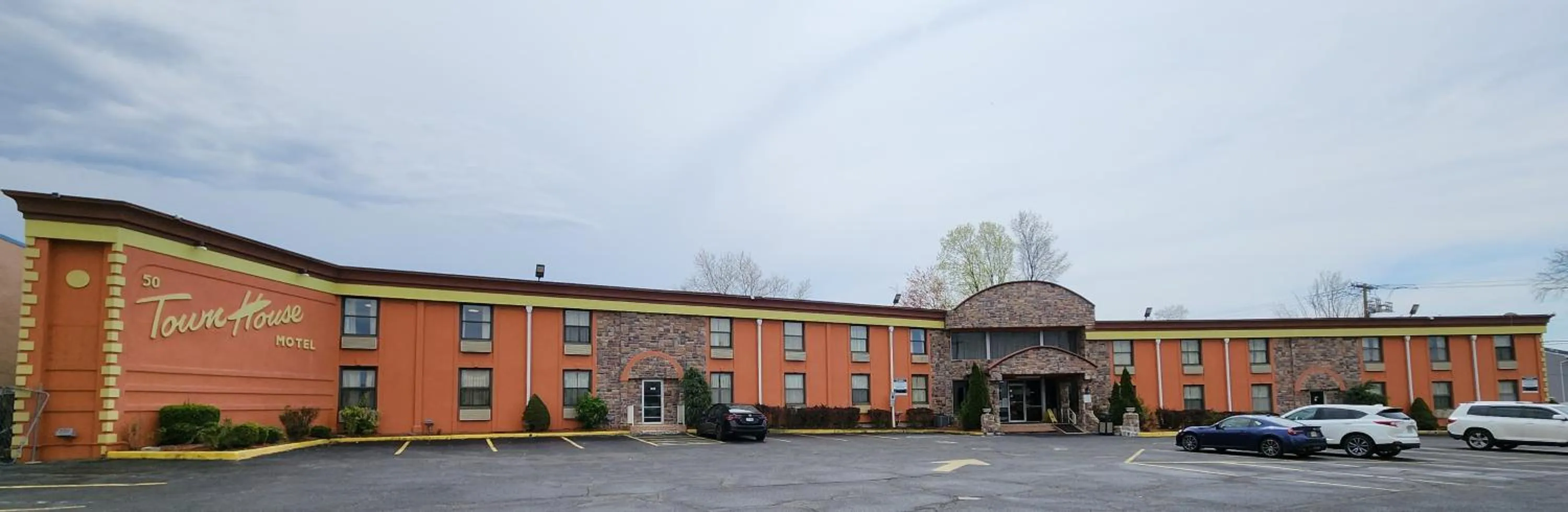 Town House Inn and Suites