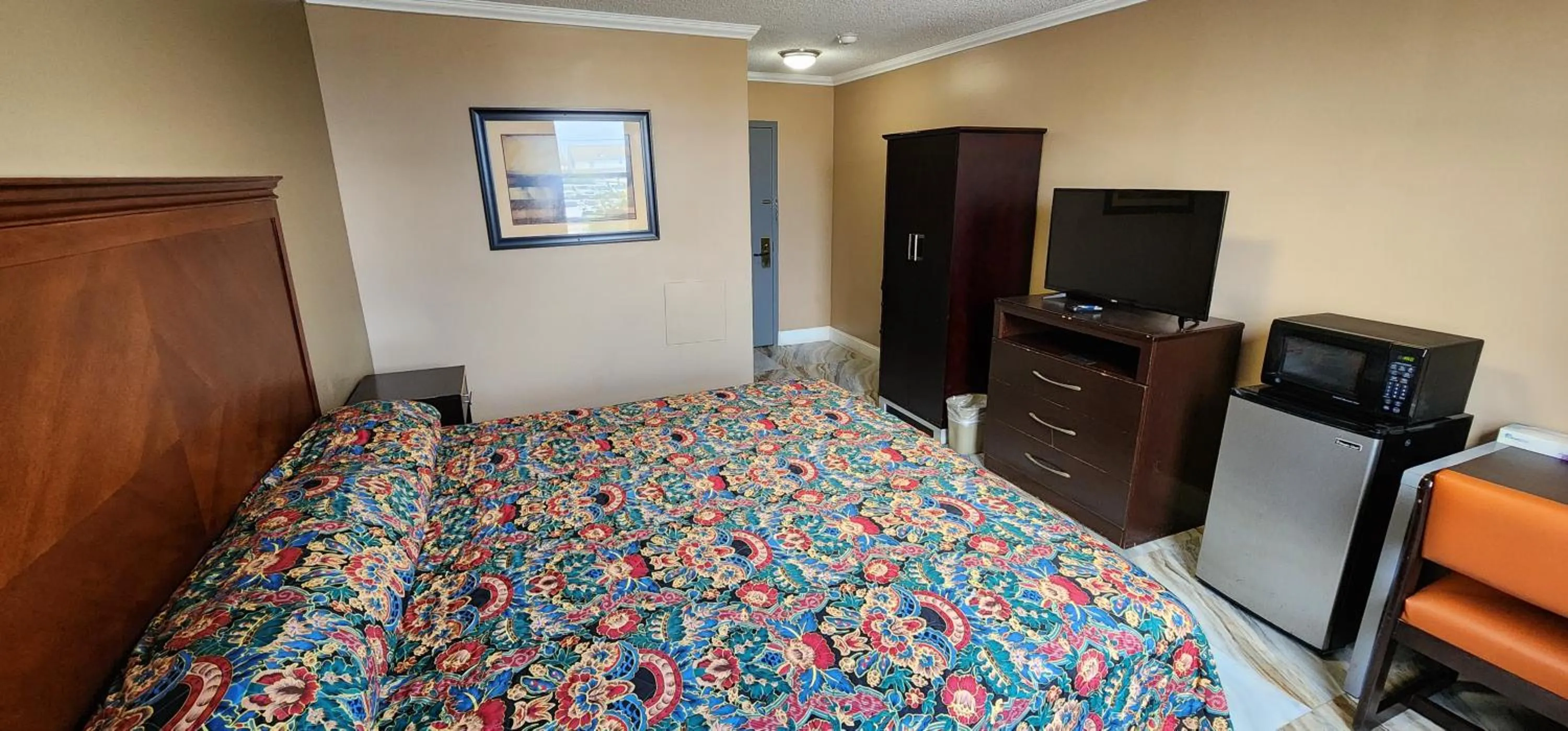 Bed in Town House Inn and Suites