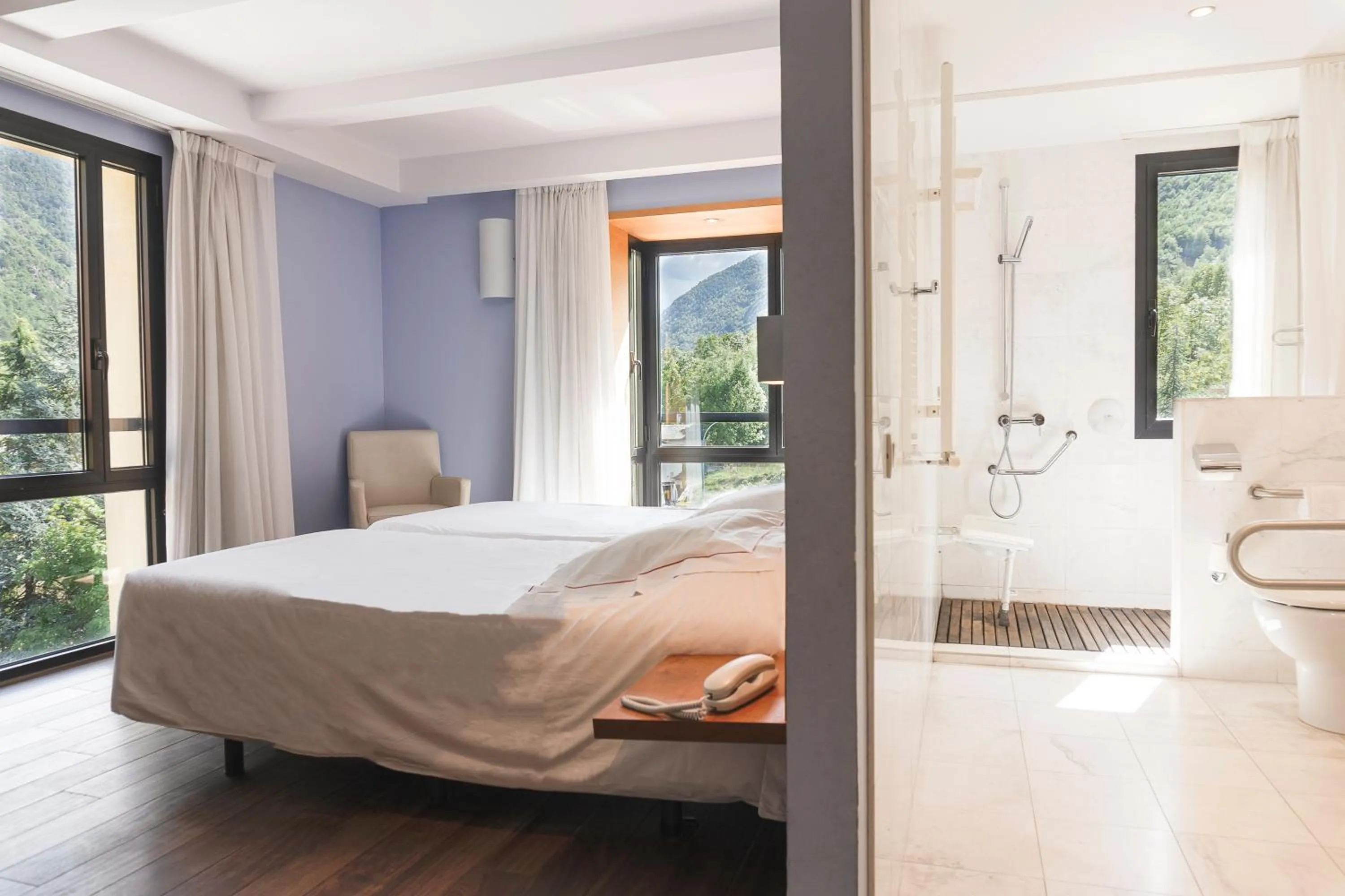 Toilet, Bed in Hotel Cardós