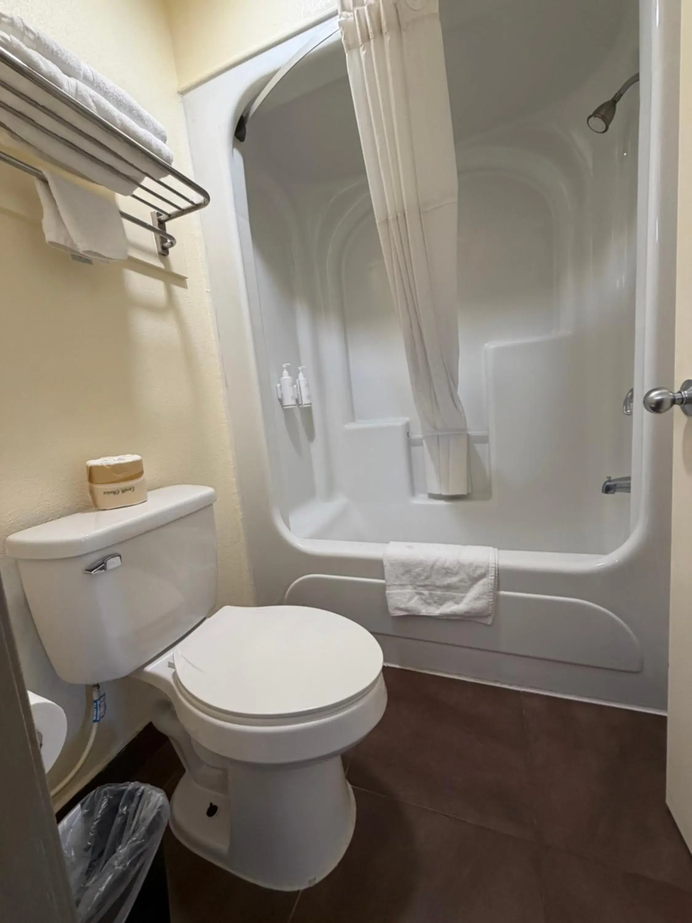 Business Queen Room - Non-Smoking in Days Inn by Wyndham San Francisco S/Oyster Point Airport Business Queen Room - Non-Smoking in Days Inn by Wyndham San Francisco S/Oyster Point Airport