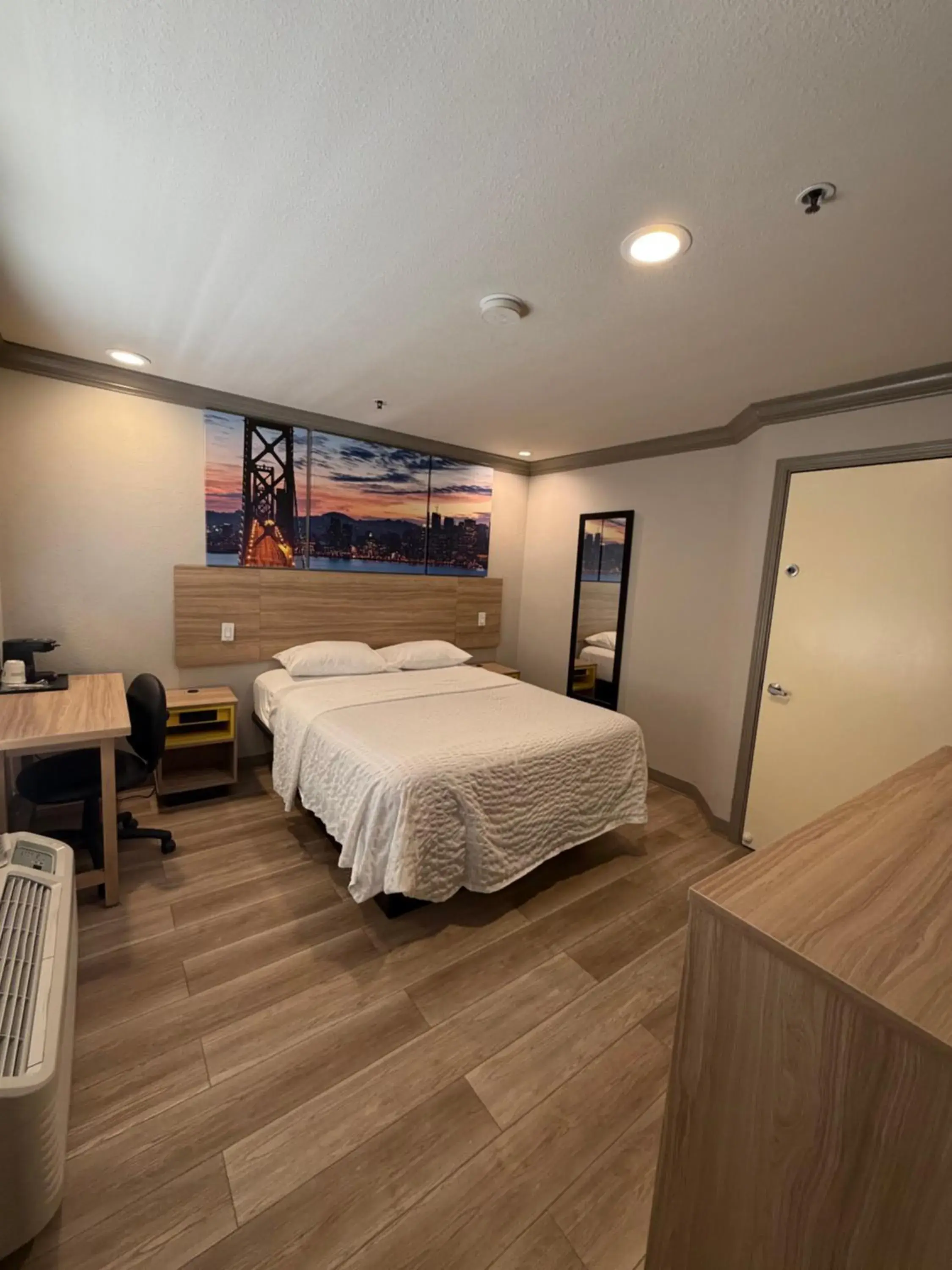 Queen Room - Disability Access/Non-Smoking in Days Inn by Wyndham San Francisco S/Oyster Point Airport Queen Room - Disability Access/Non-Smoking in Days Inn by Wyndham San Francisco S/Oyster Point Airport