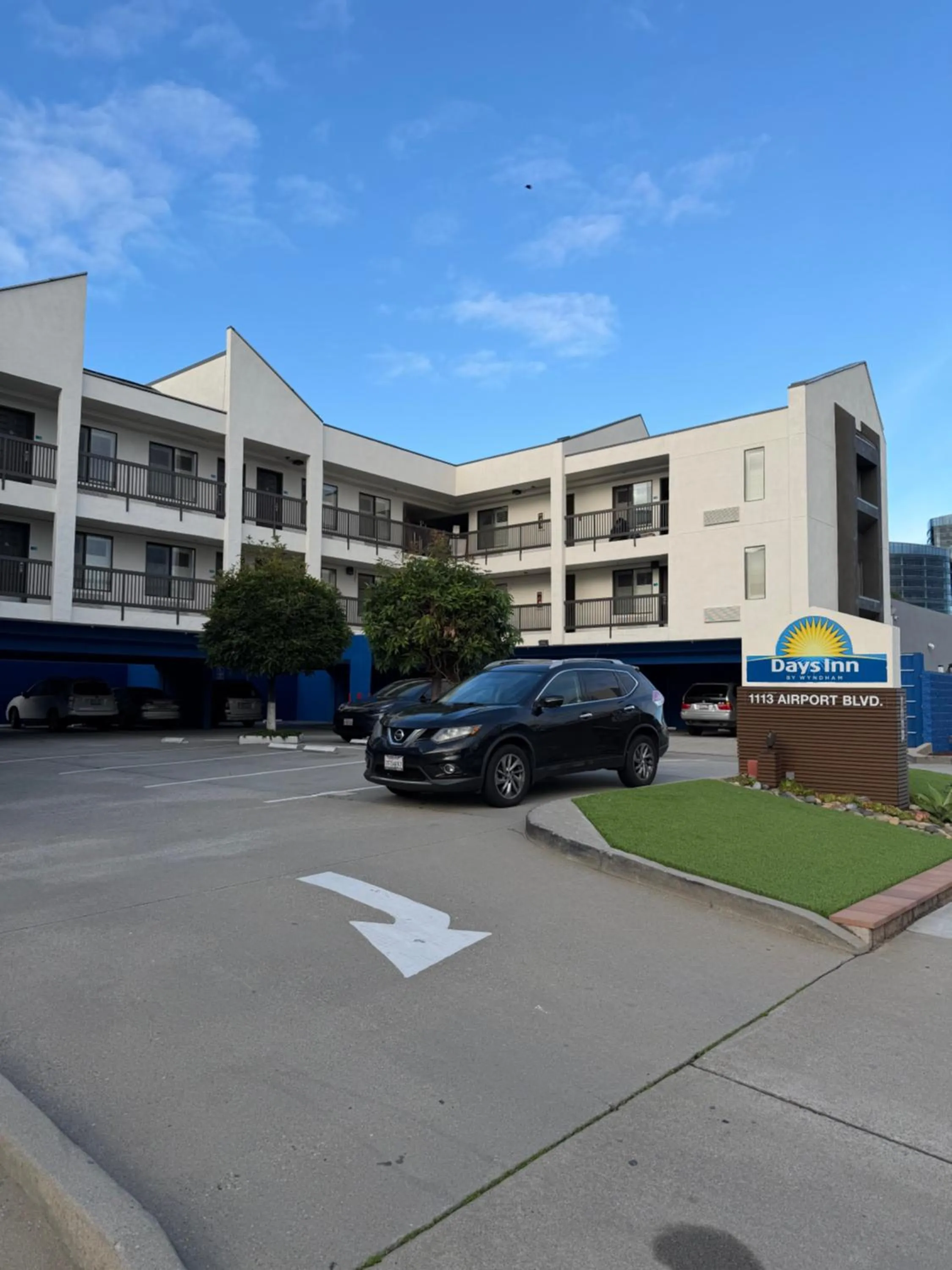 Property building in Days Inn by Wyndham San Francisco S/Oyster Point Airport