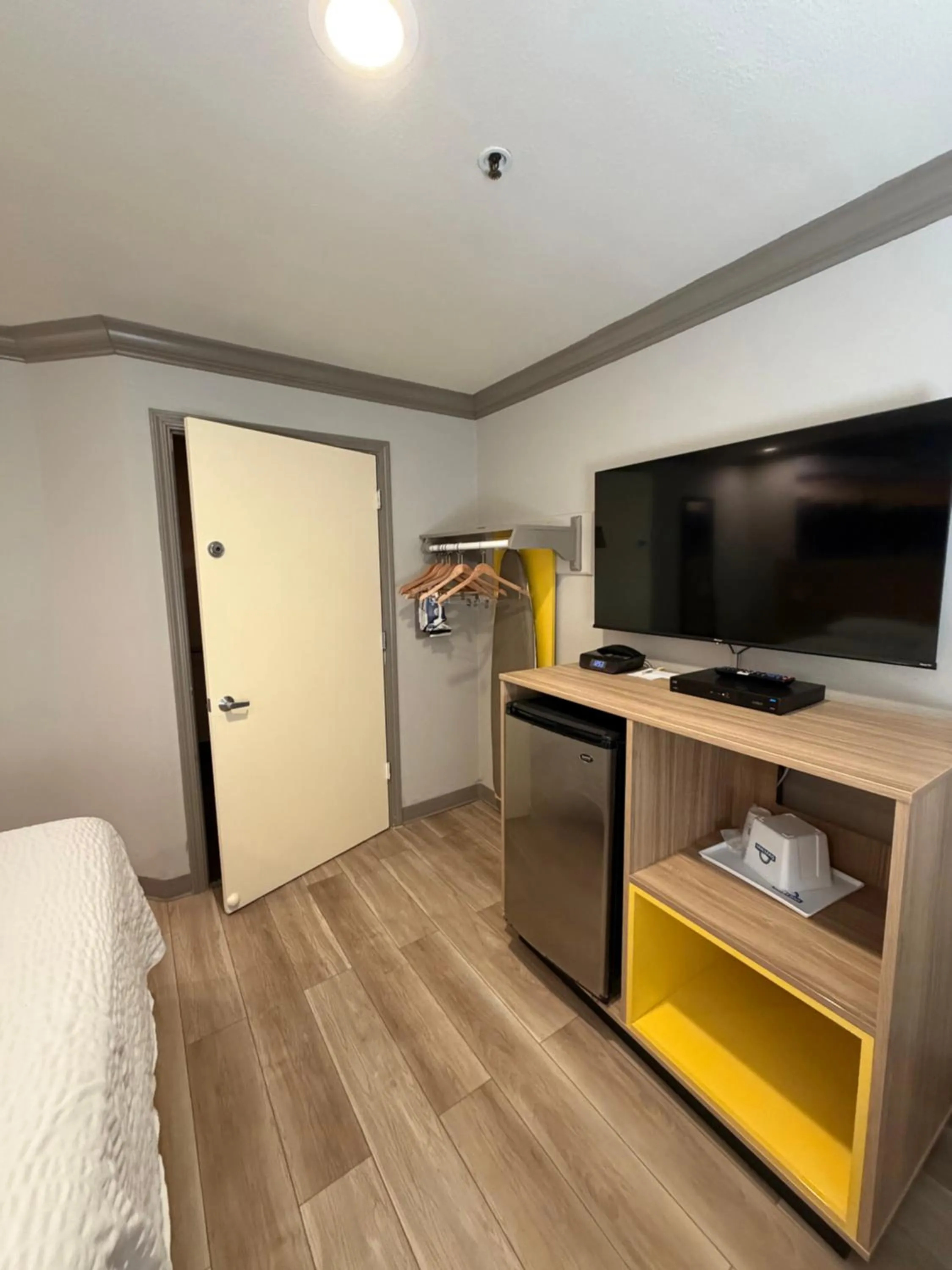 TV and multimedia, Bed in Days Inn by Wyndham San Francisco S/Oyster Point Airport