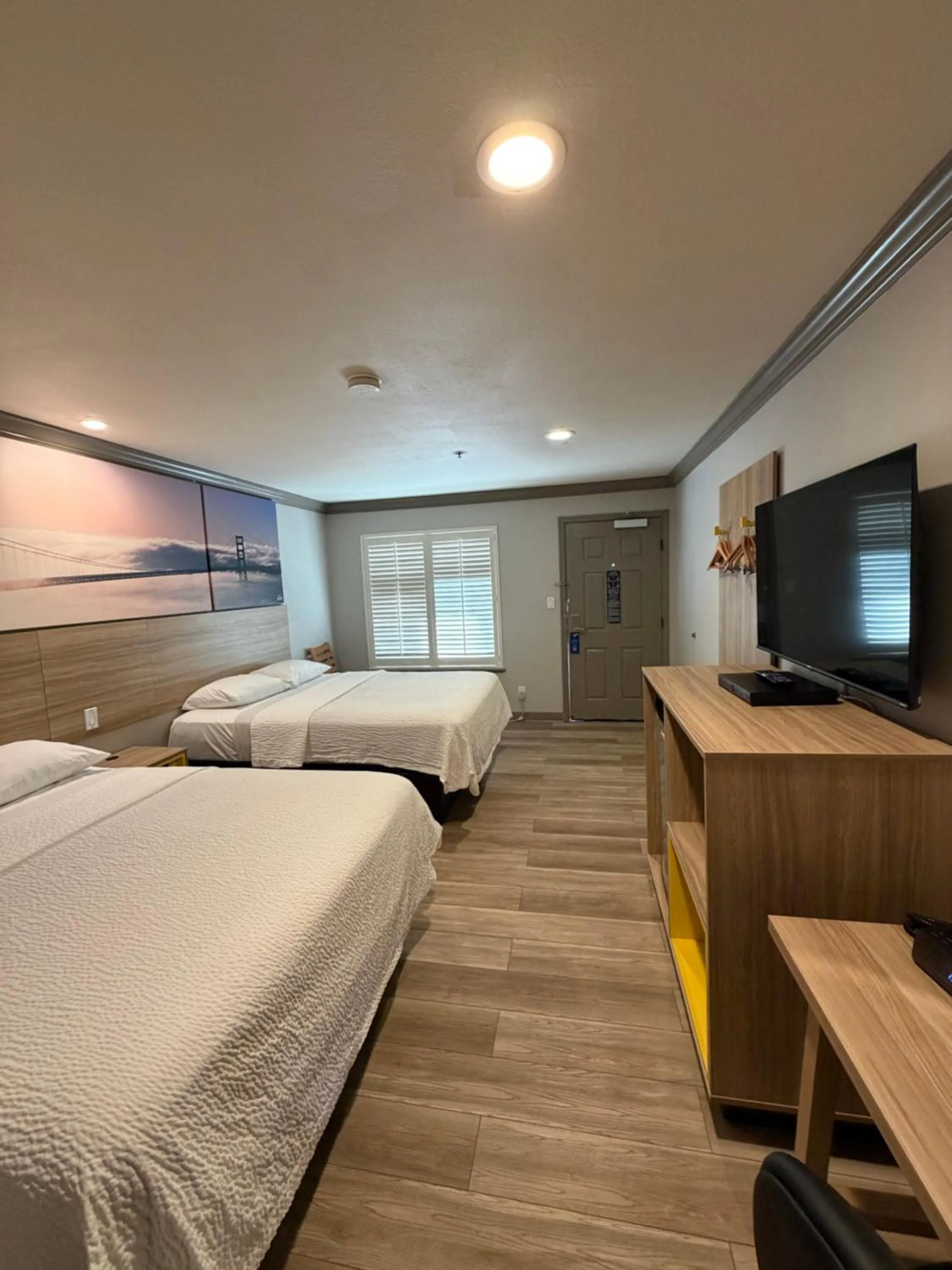 Bed in Days Inn by Wyndham San Francisco S/Oyster Point Airport