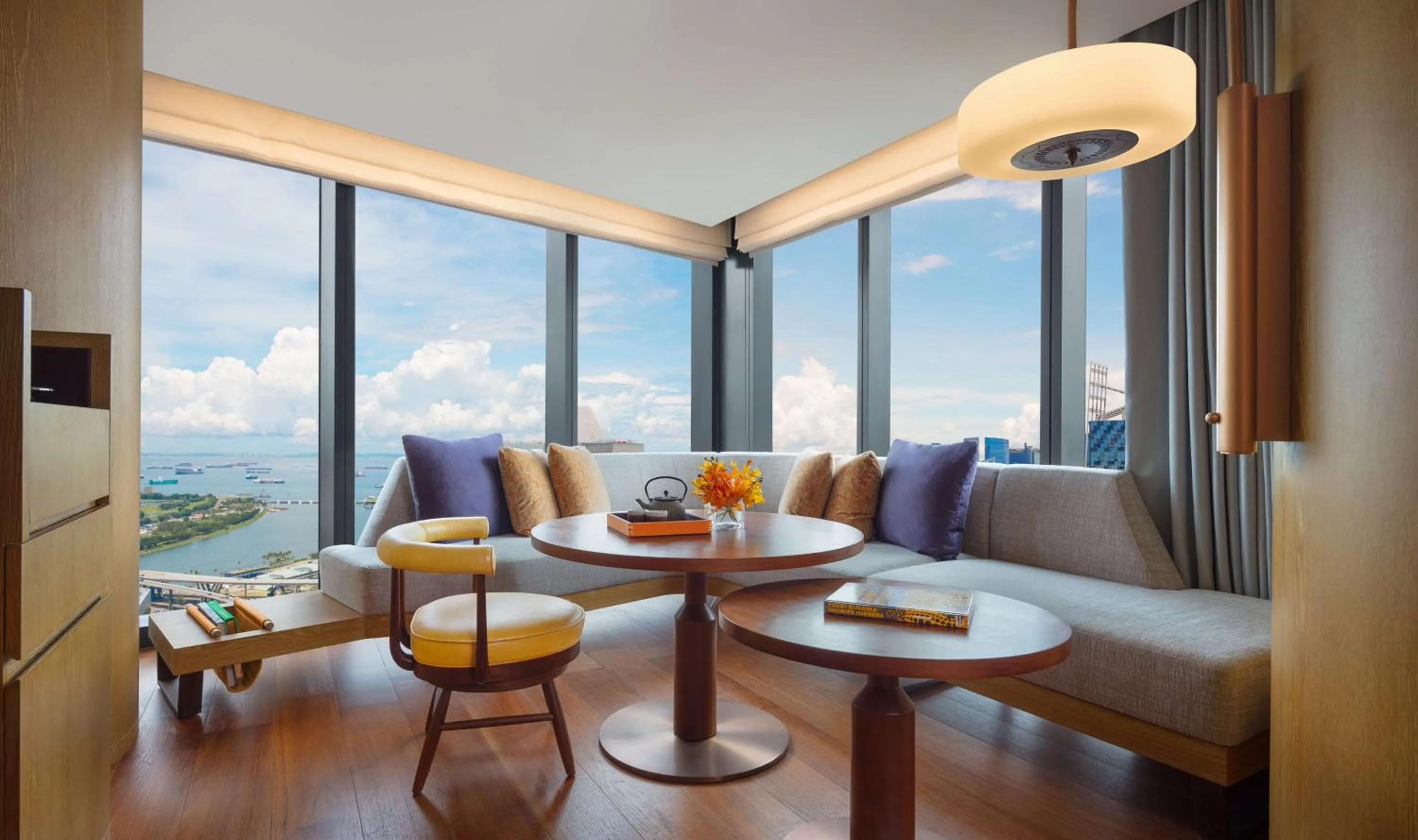 Living room in Andaz Singapore, By Hyatt