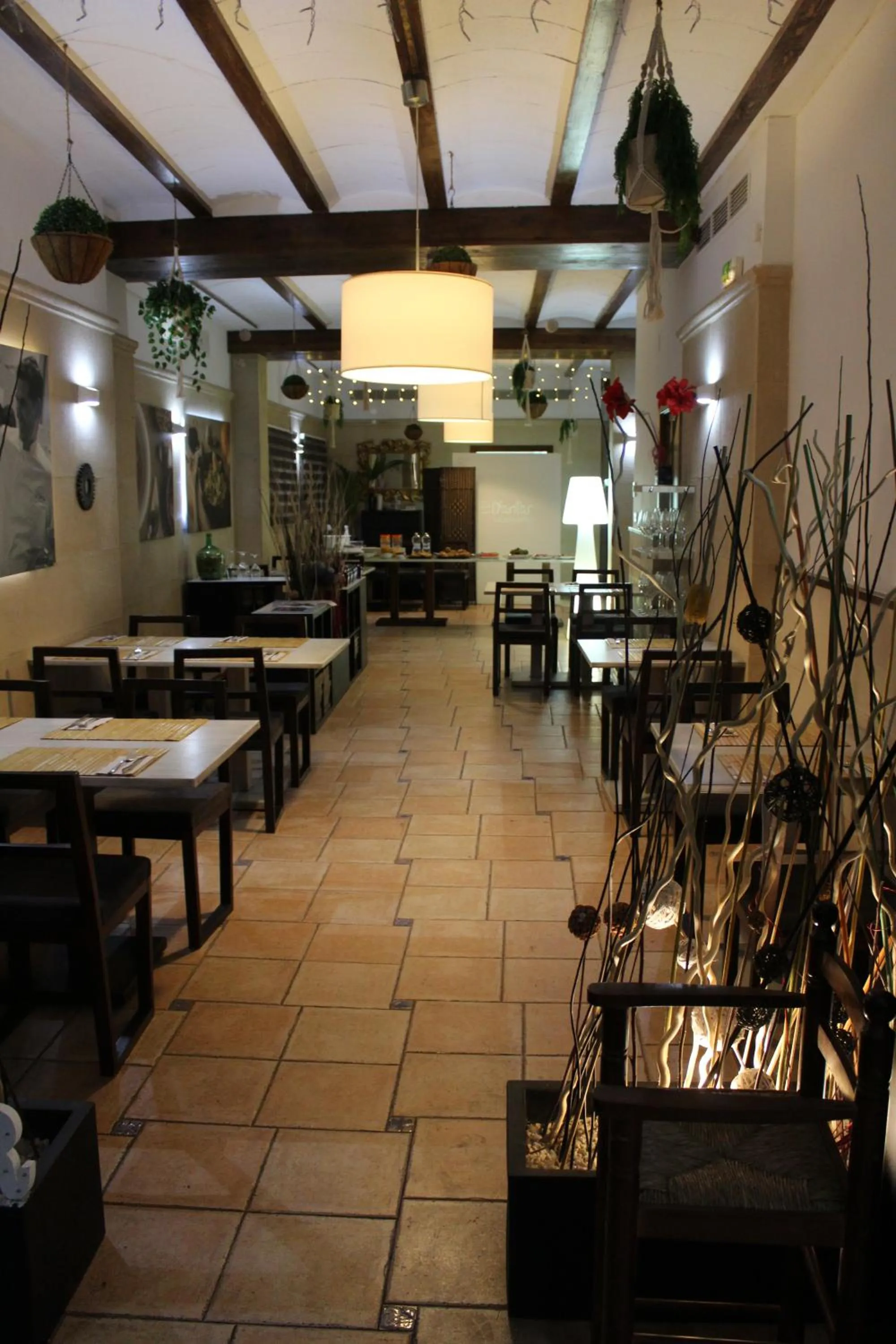 Restaurant/places to eat in Hotel La Villa