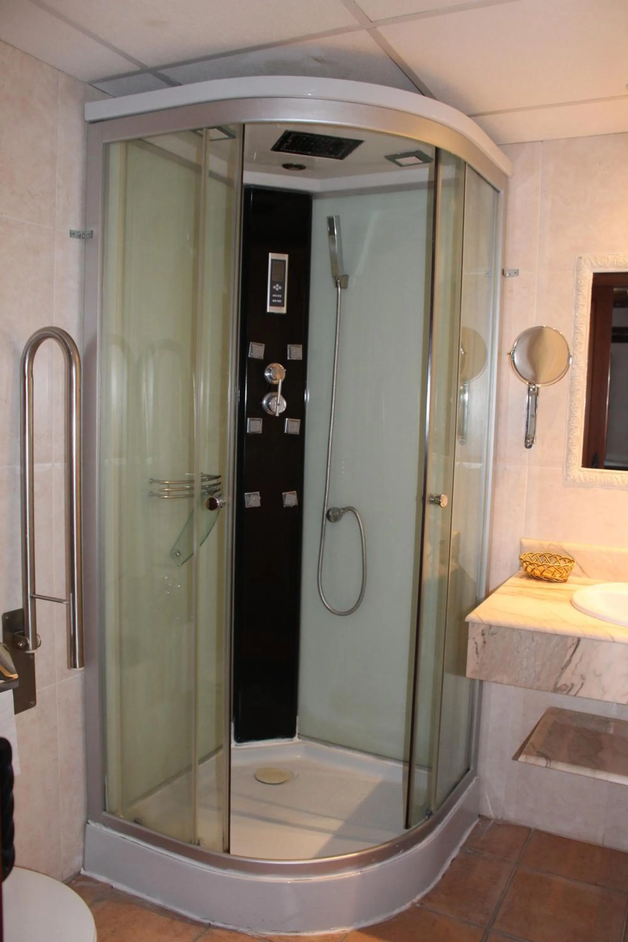 Shower in Hotel La Villa