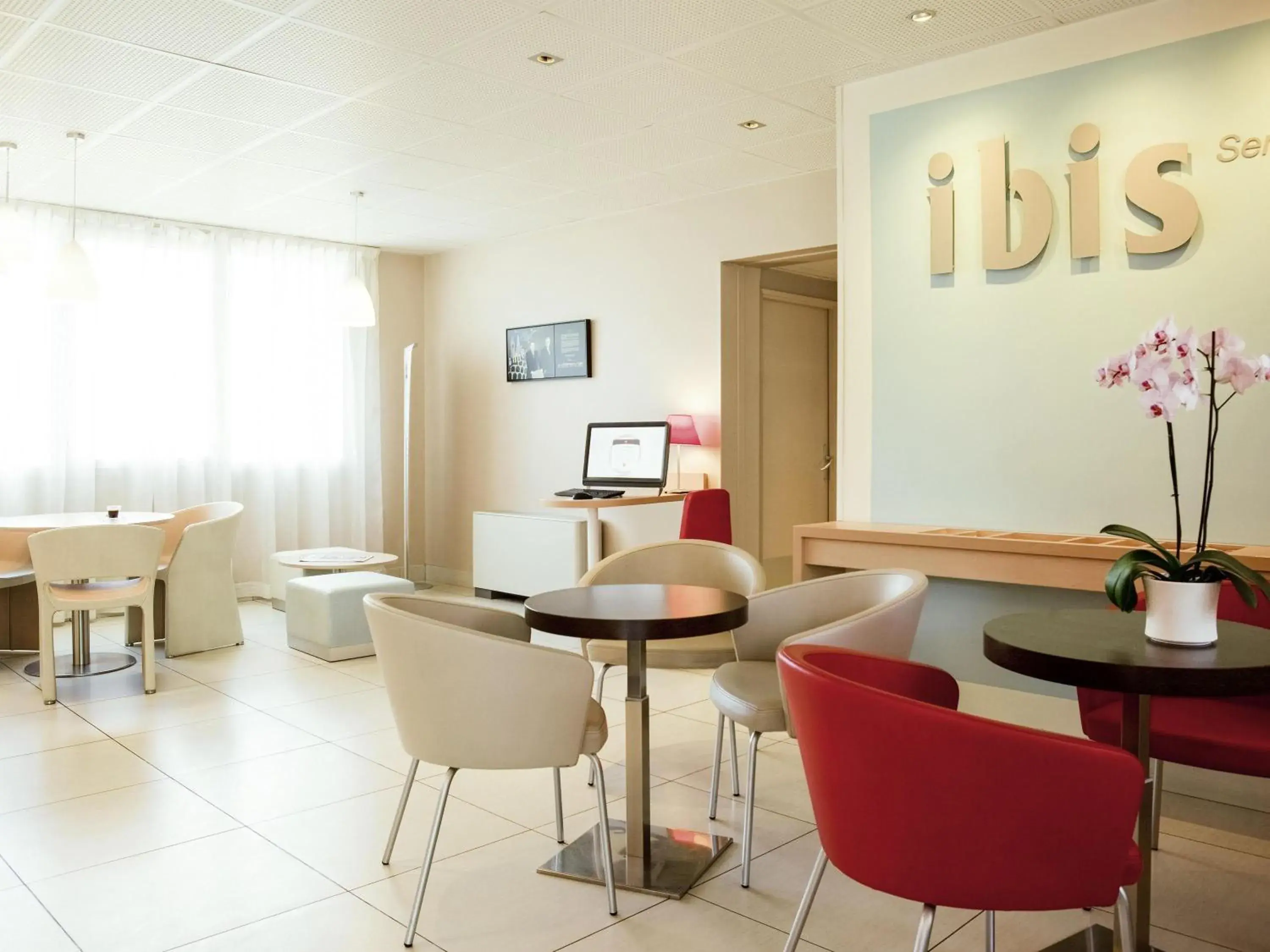 Lounge or bar in ibis Senlis Lounge or bar in ibis Senlis