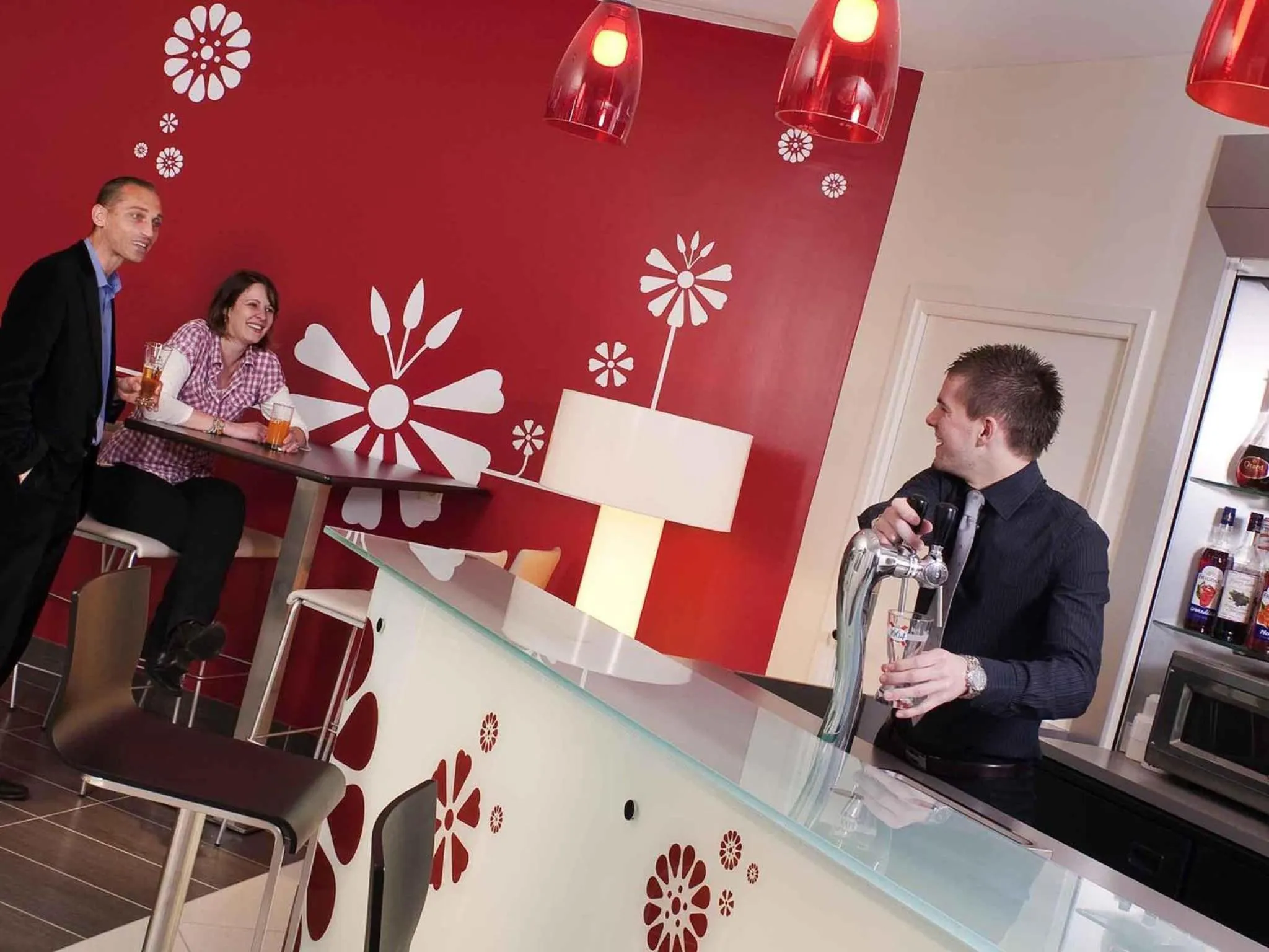 Lounge or bar in ibis Senlis