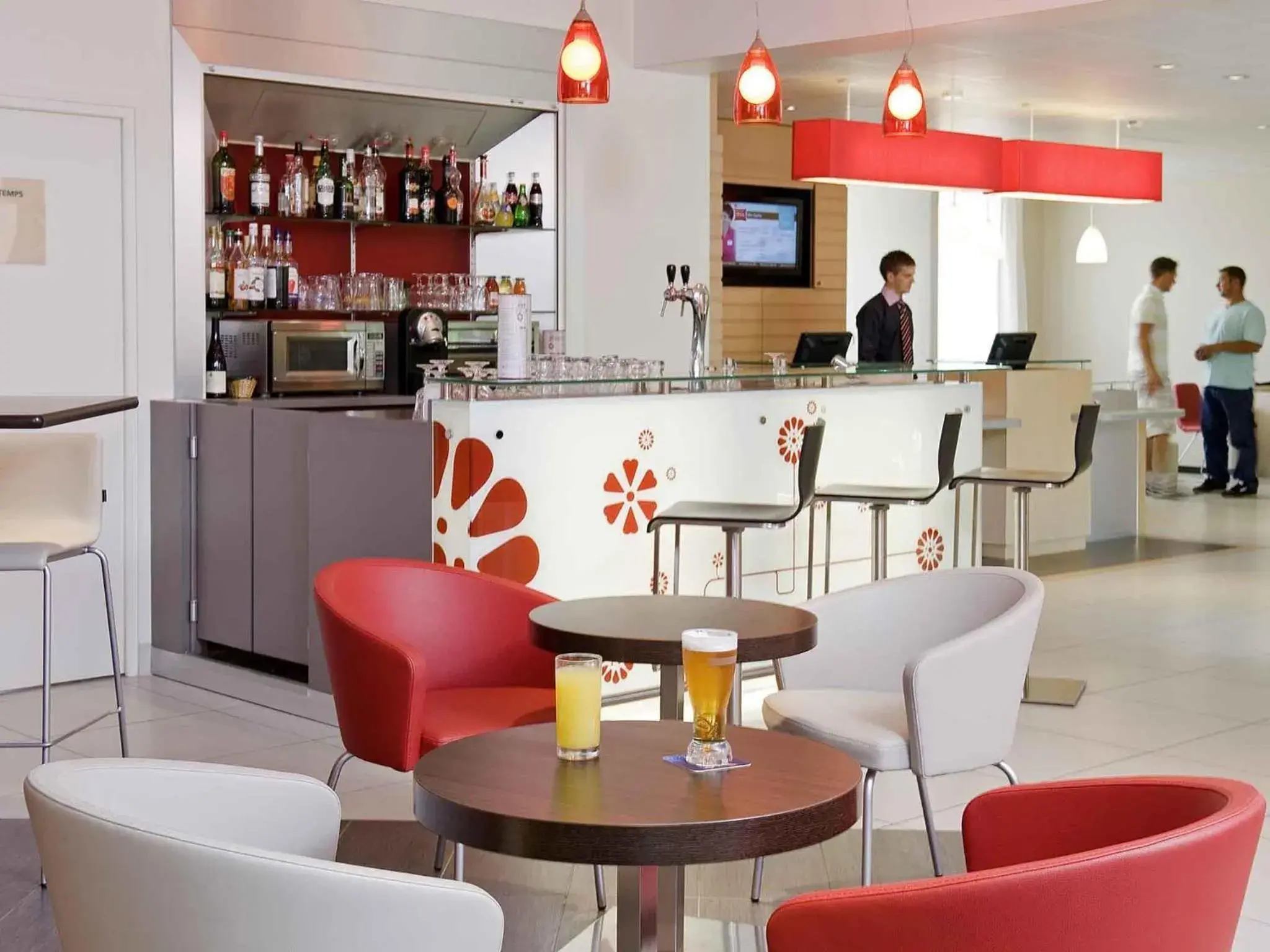 Lounge or bar in ibis Senlis Lounge or bar in ibis Senlis