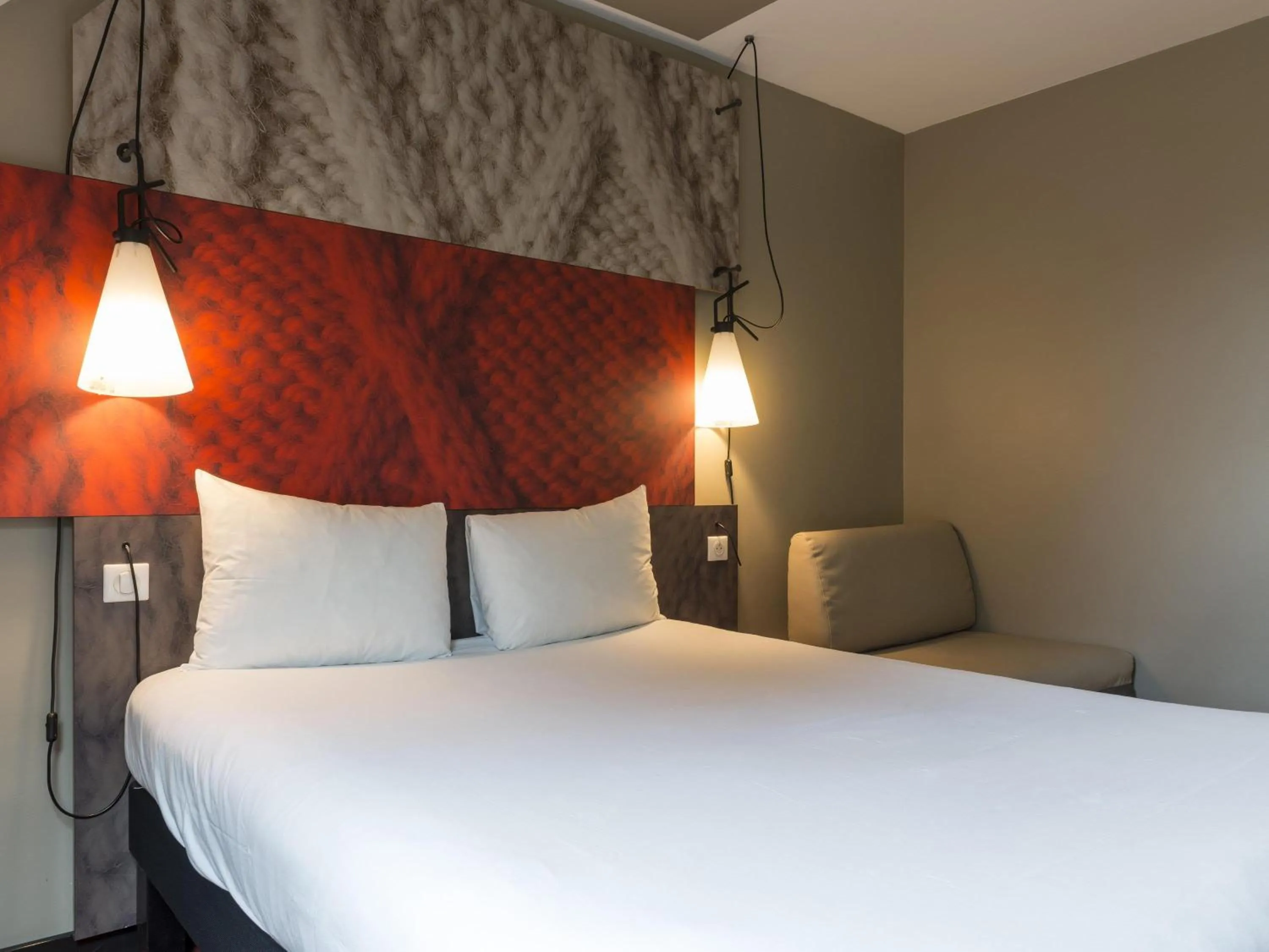 Bedroom, Bed in ibis Senlis