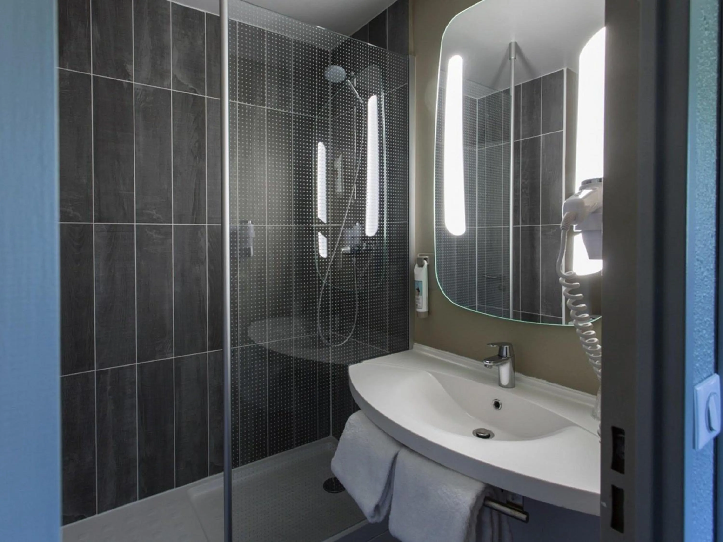 Bedroom in ibis Senlis