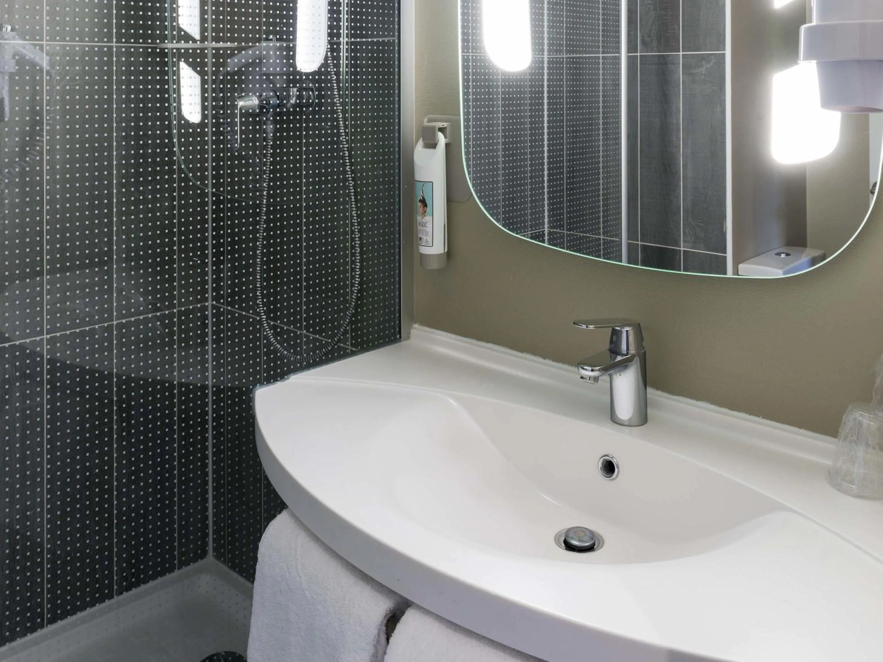 Bedroom in ibis Senlis