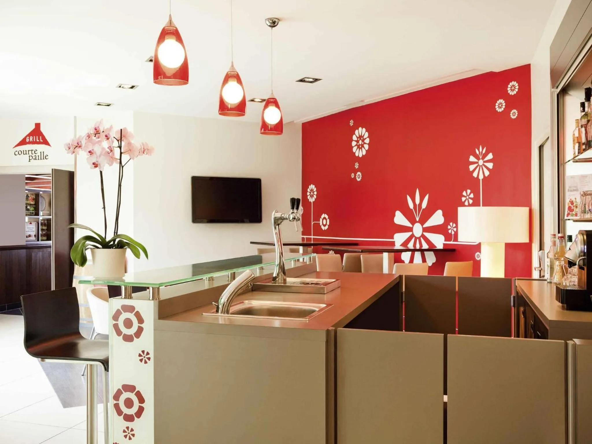 Lounge or bar in ibis Senlis