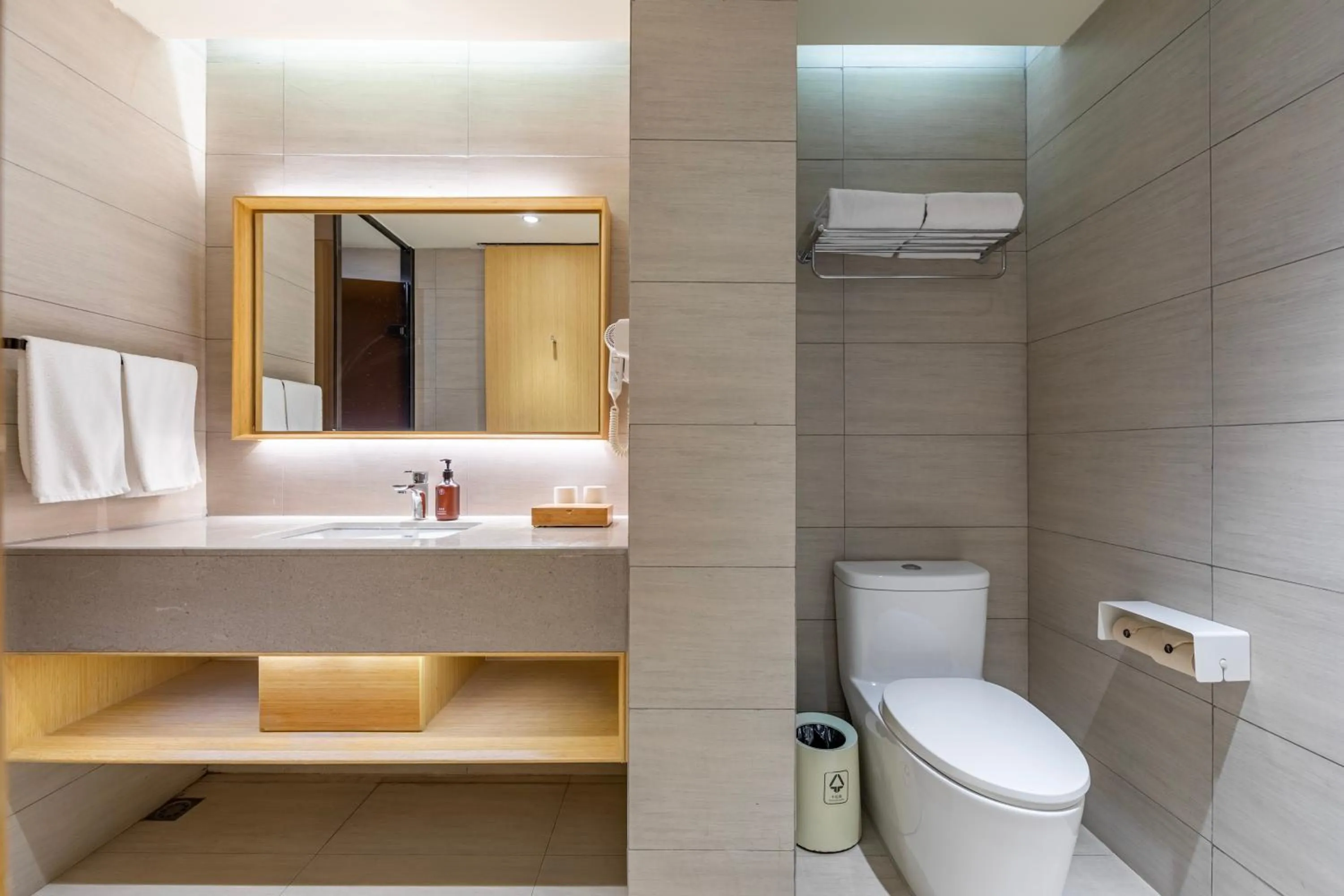 Toilet in JI Hotel Shanghai Jinqiao International Commercial Plaza