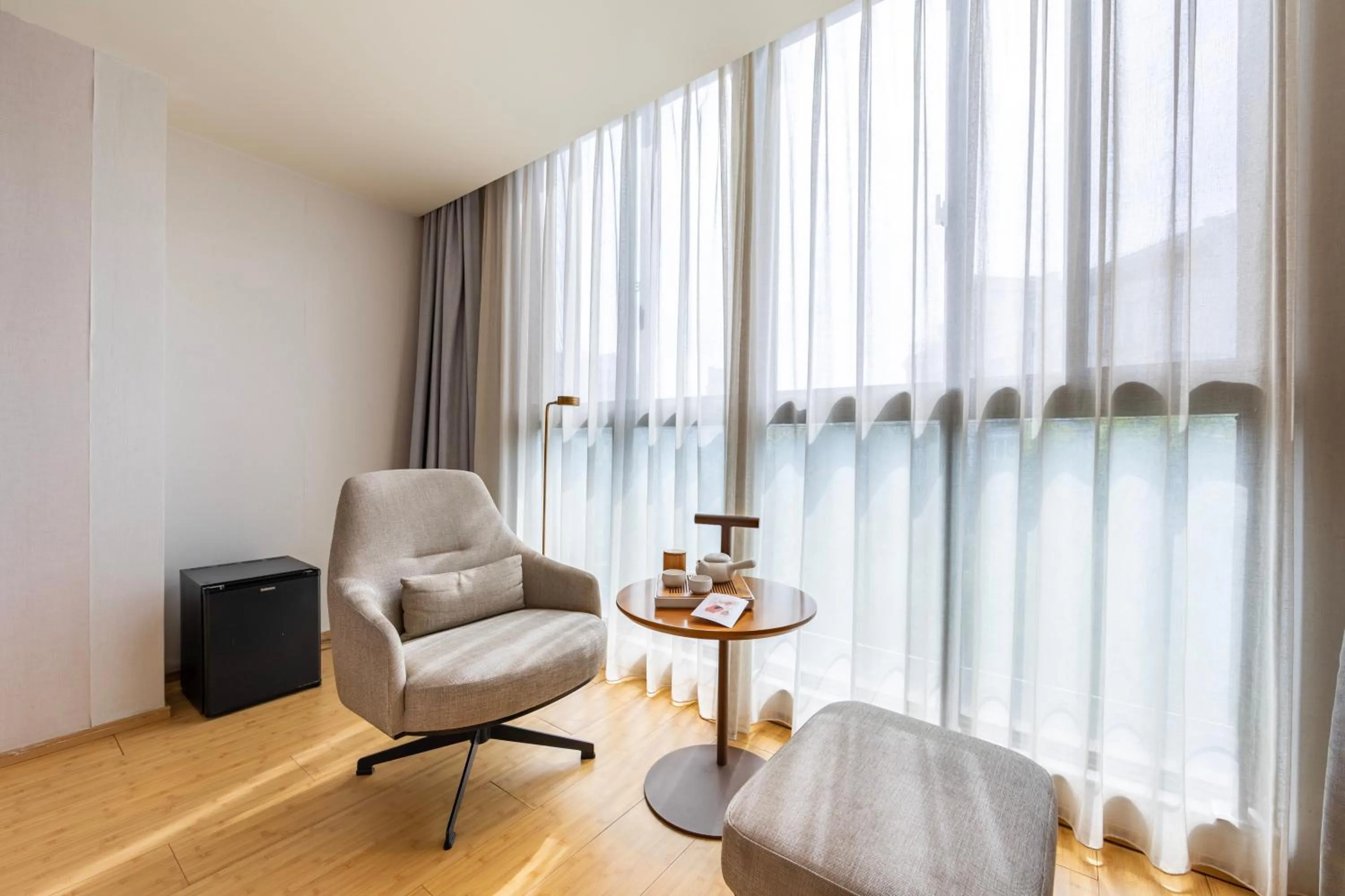 Seating area in JI Hotel Shanghai Jinqiao International Commercial Plaza