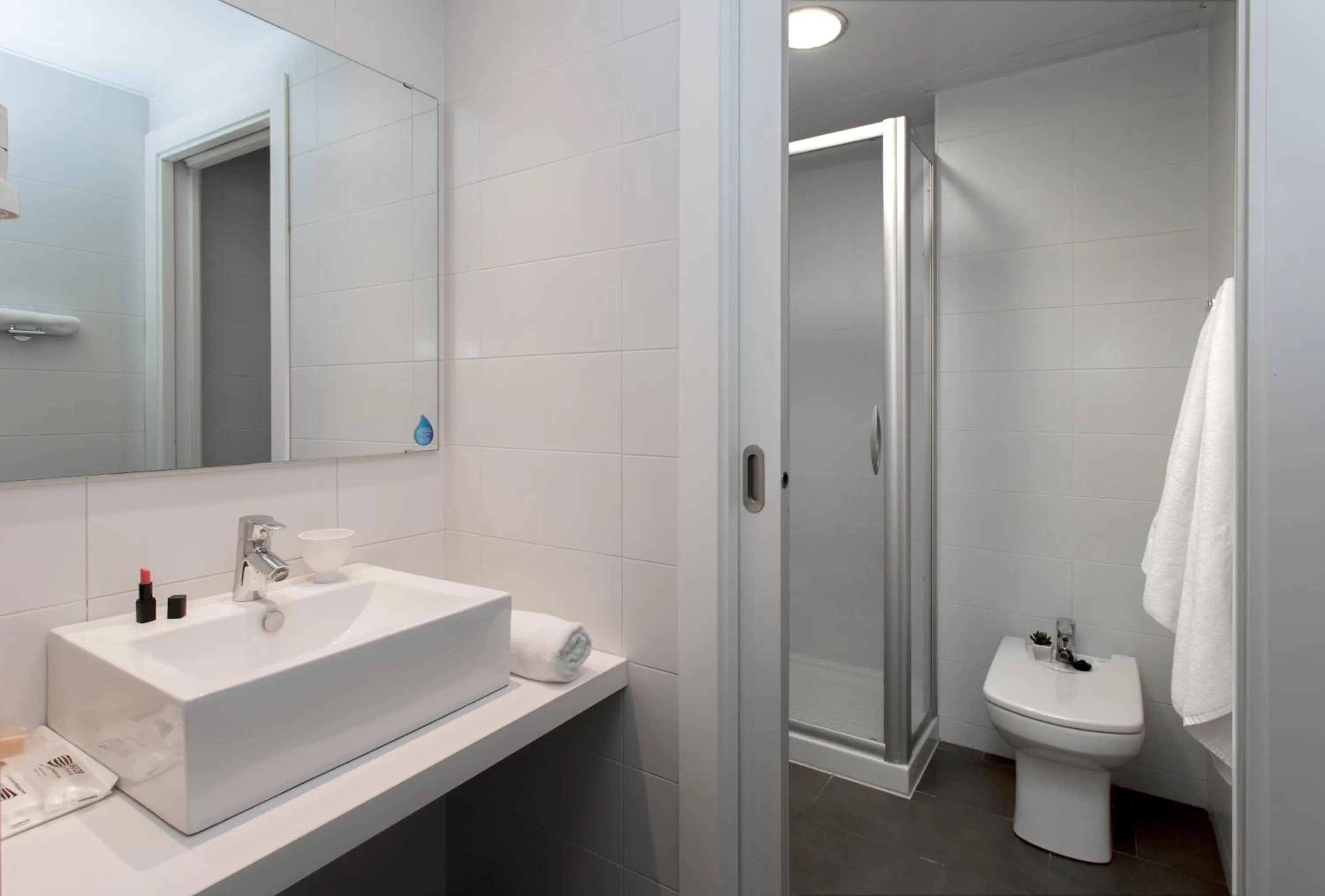 Bathroom in 08028 Apartments