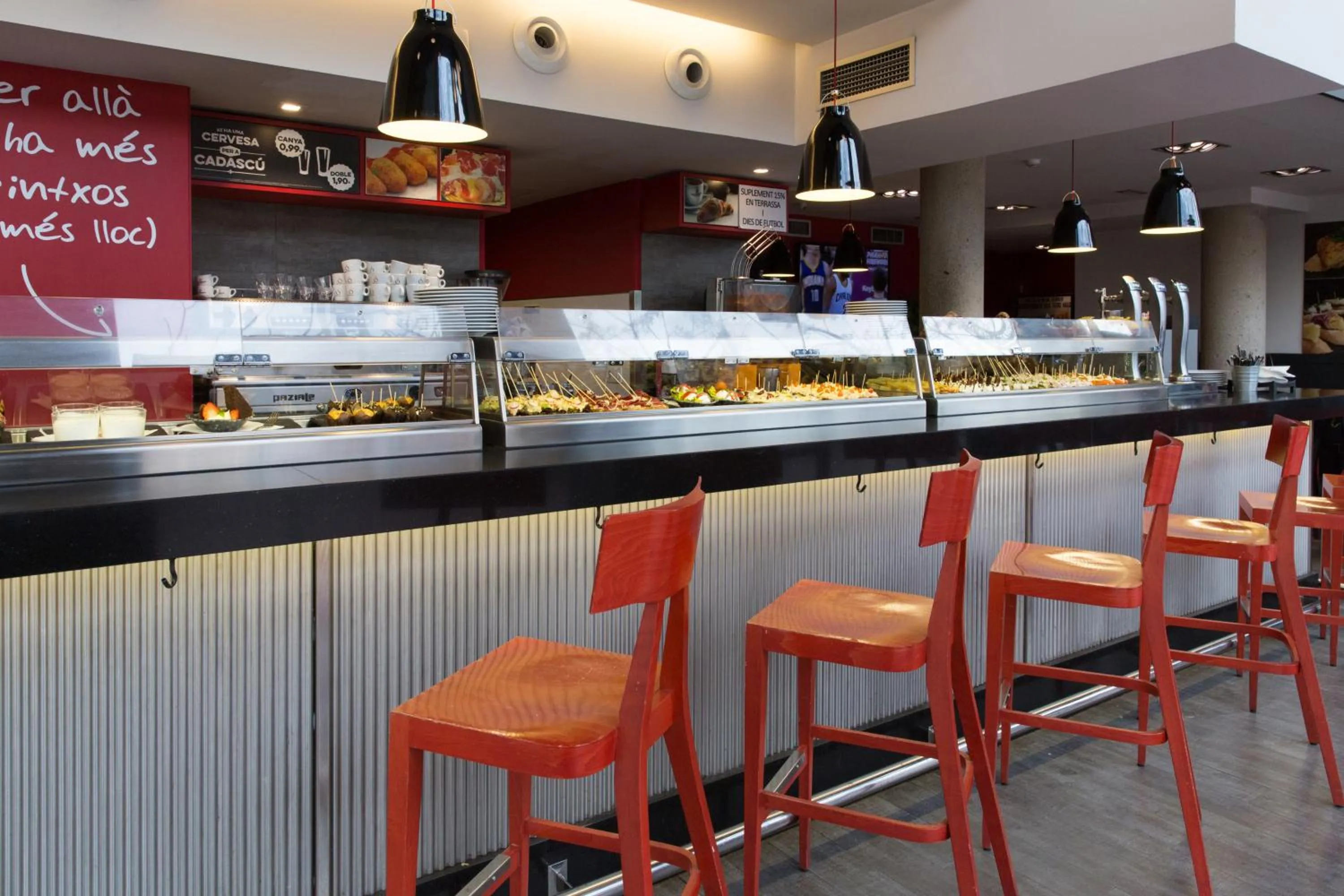 Restaurant/places to eat in 08028 Apartments