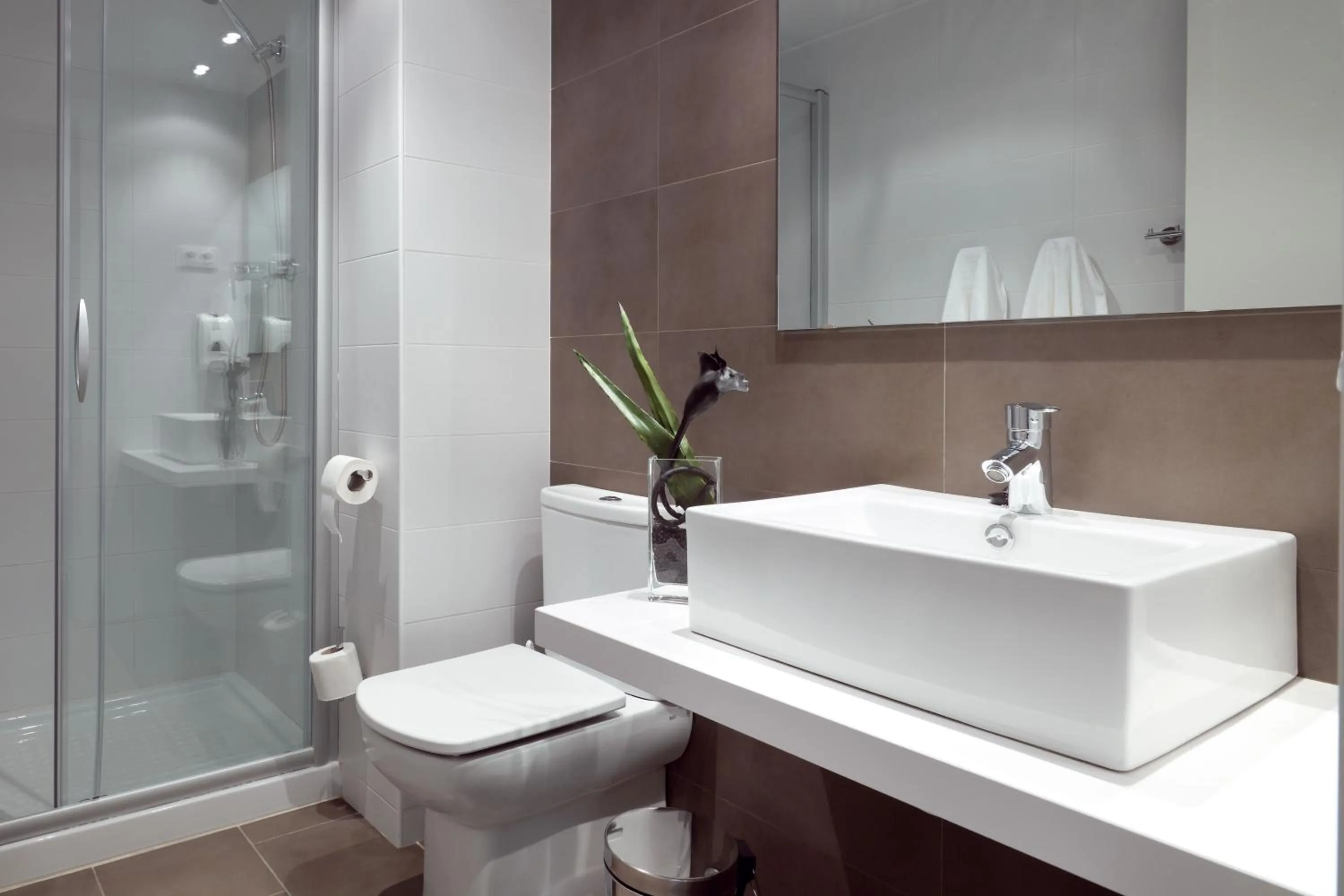 Bathroom in 08028 Apartments