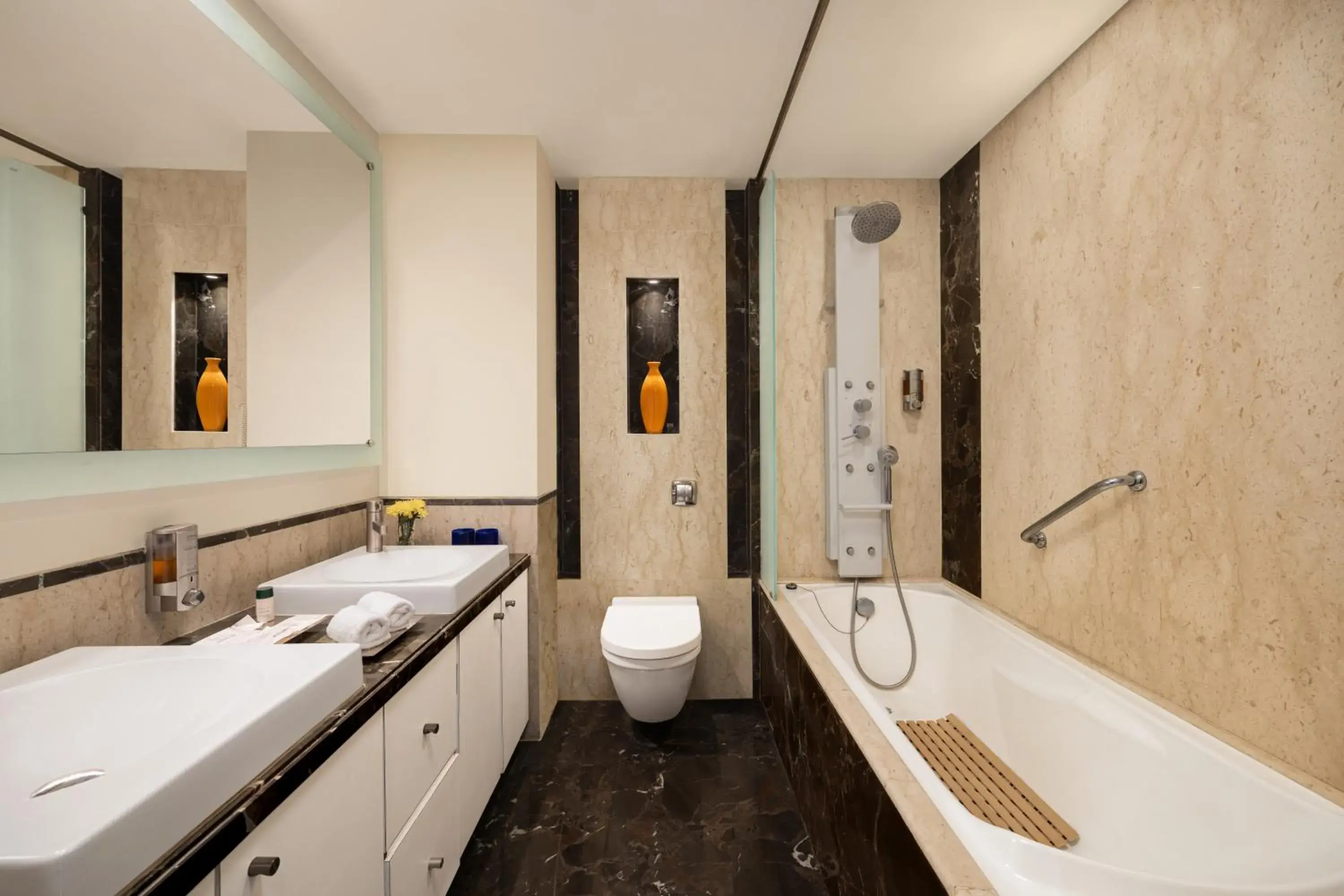 Shower in Fortune Select Exotica, Navi Mumbai - Member ITC Hotels' Group Shower in Fortune Select Exotica, Navi Mumbai - Member ITC Hotels' Group