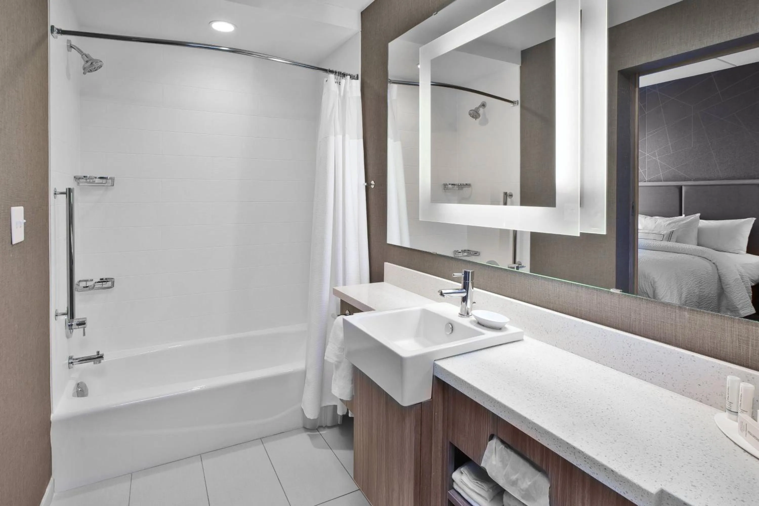 Bathroom, Bed in SpringHill Suites by Marriott Chattanooga North/Ooltewah