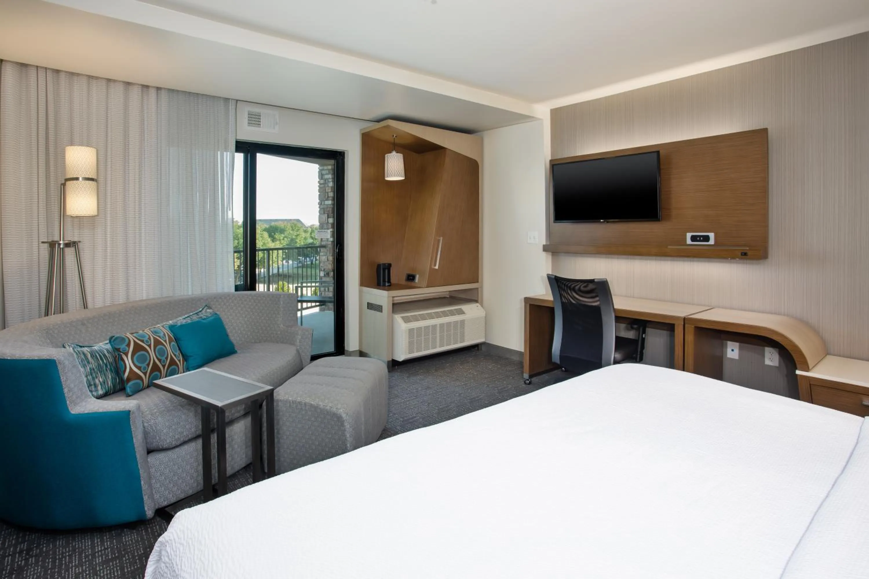Bedroom, Bed in Courtyard by Marriott Dallas Flower Mound