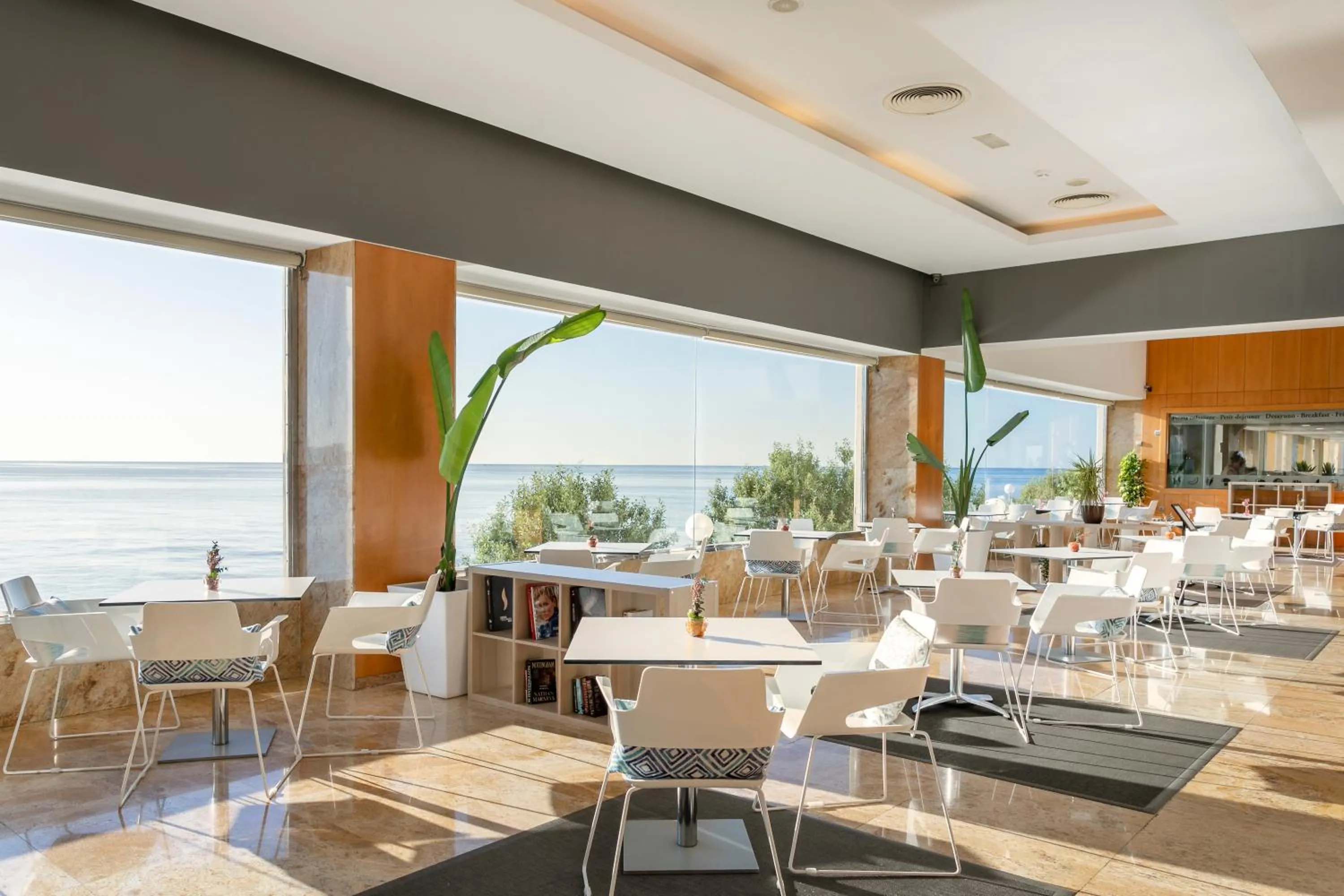 Restaurant/places to eat in Suites del Mar by Melia