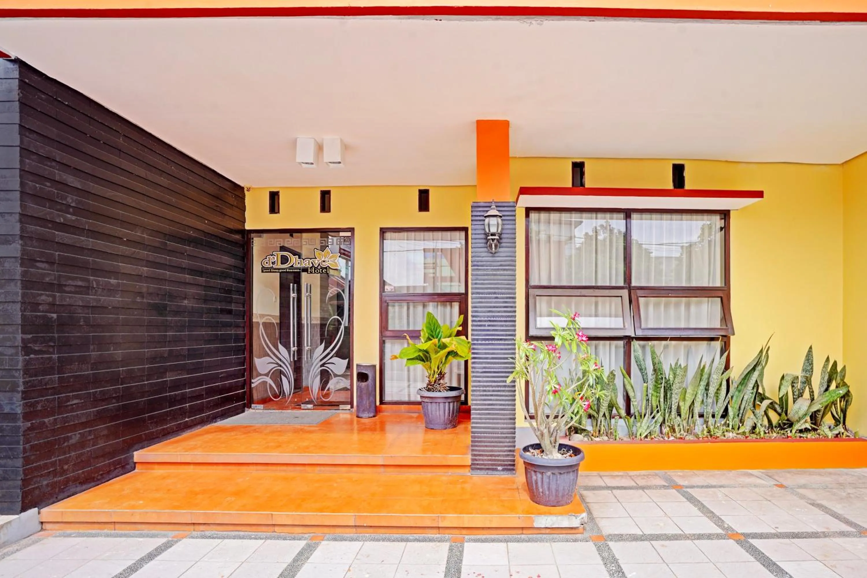 Facade/entrance in Hotel O Padang City Center Near Pantai Padang Formerly D'Dhave Hotel