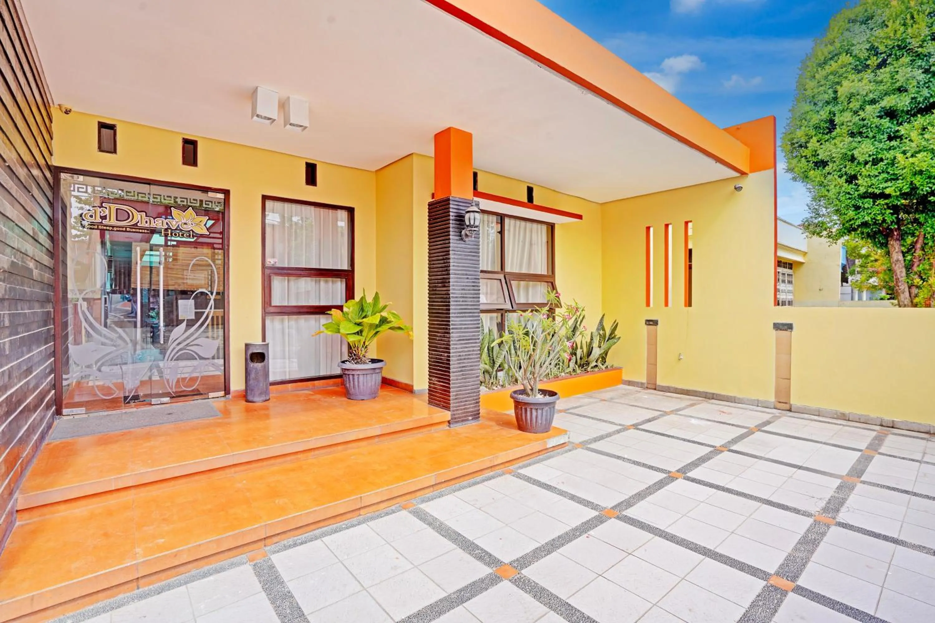 Facade/entrance in Hotel O Padang City Center Near Pantai Padang Formerly D'Dhave Hotel