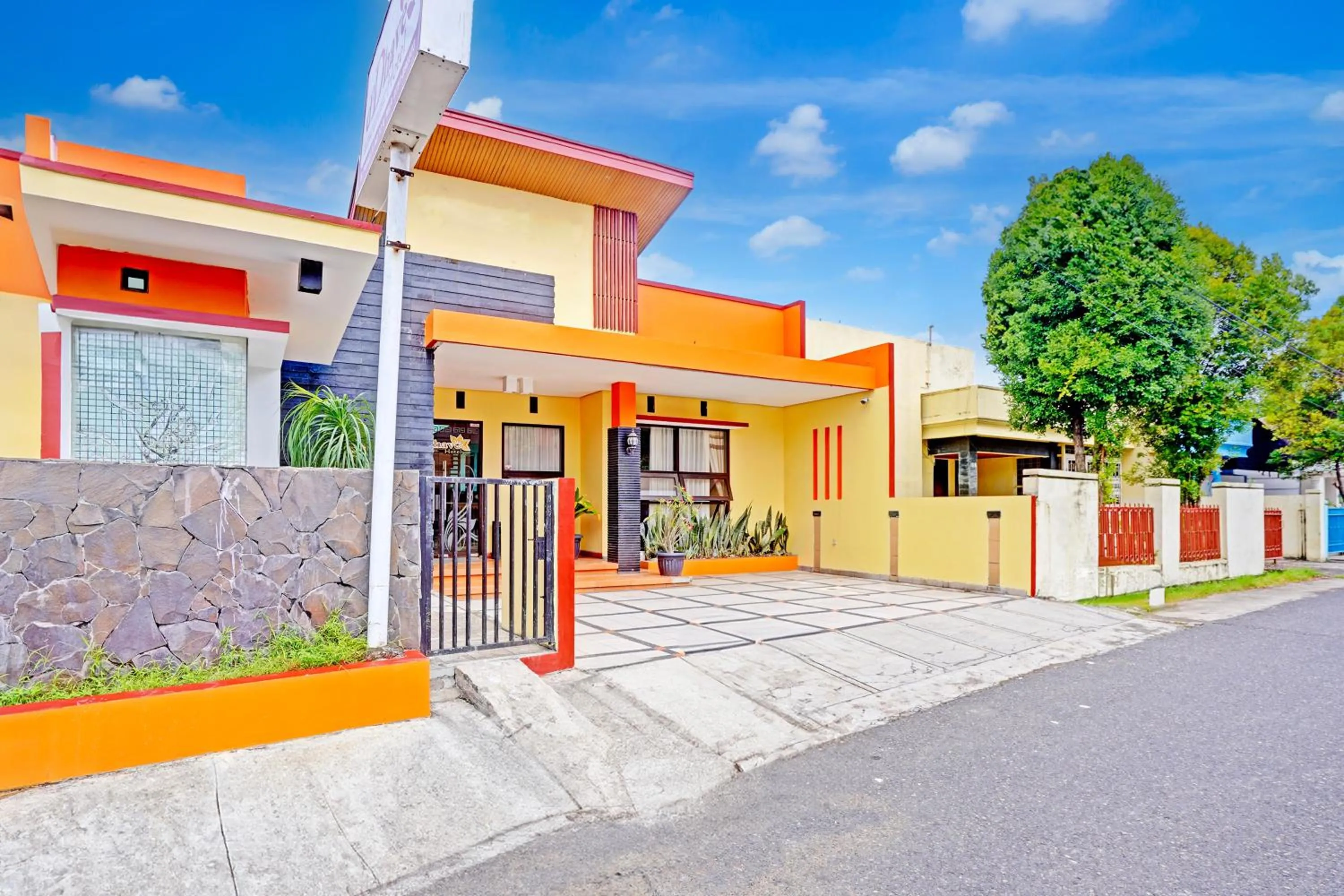 Facade/entrance in Hotel O Padang City Center Near Pantai Padang Formerly D'Dhave Hotel