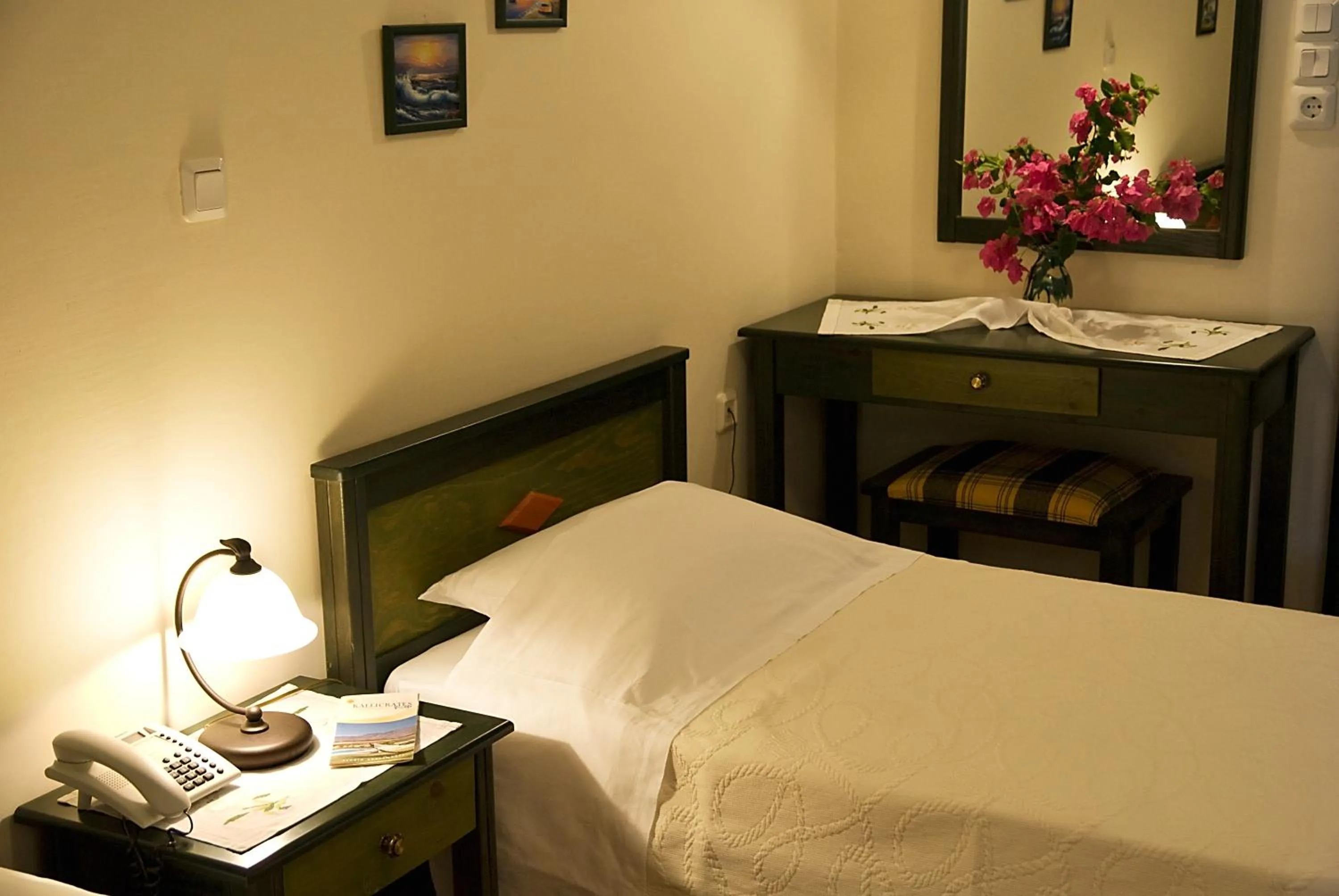 Photo of the whole room, Bed in Kallicrates Village