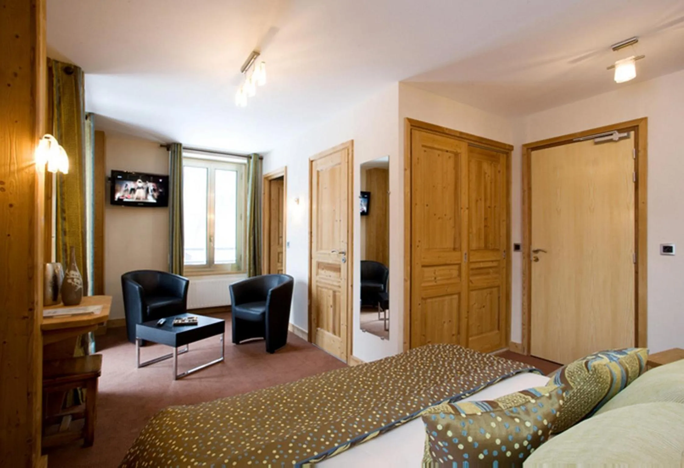 Bedroom, Bed in Aiguille du Midi - Hôtel & Restaurant