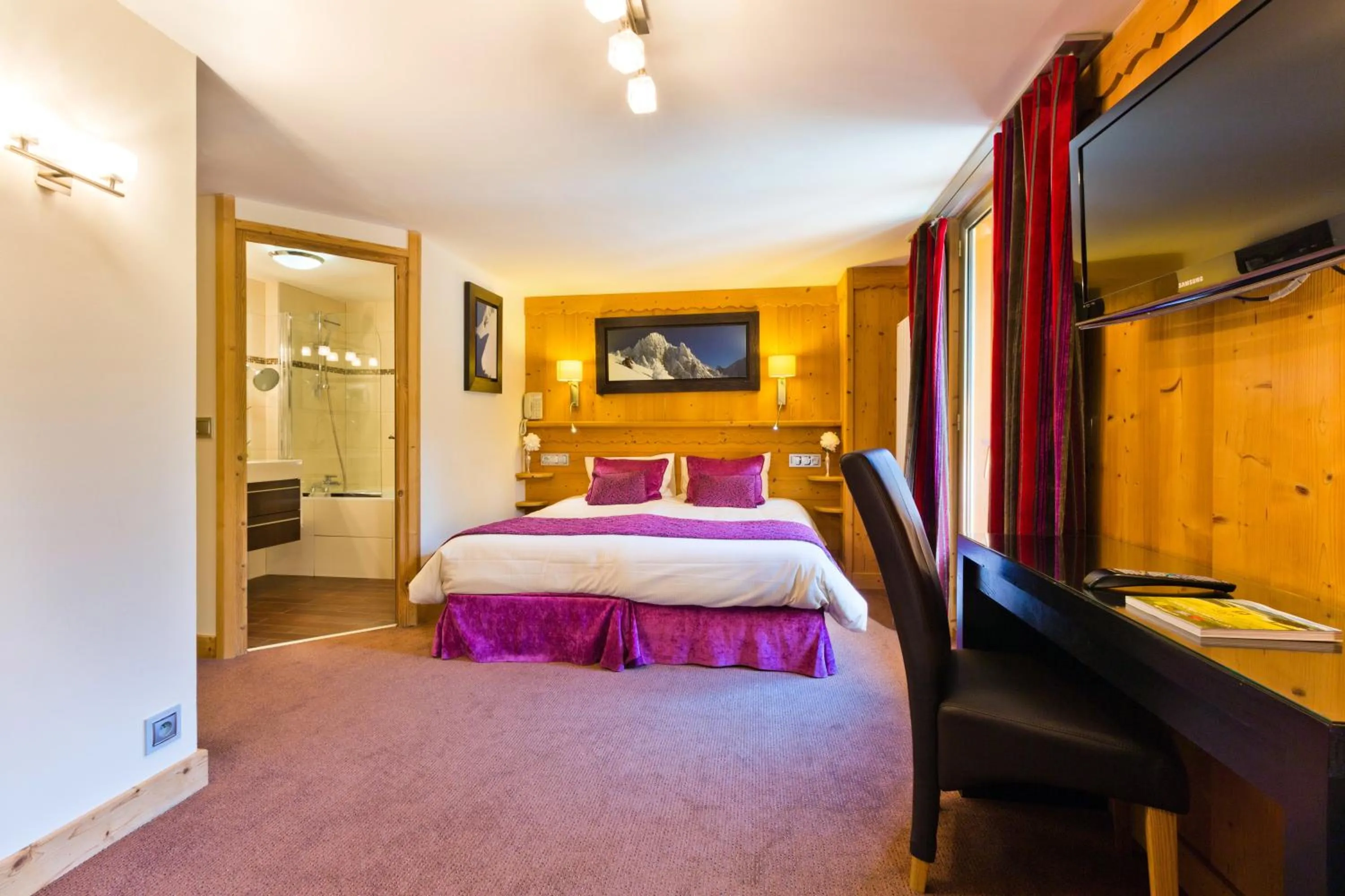 Photo of the whole room, Bed in Aiguille du Midi - Hôtel & Restaurant