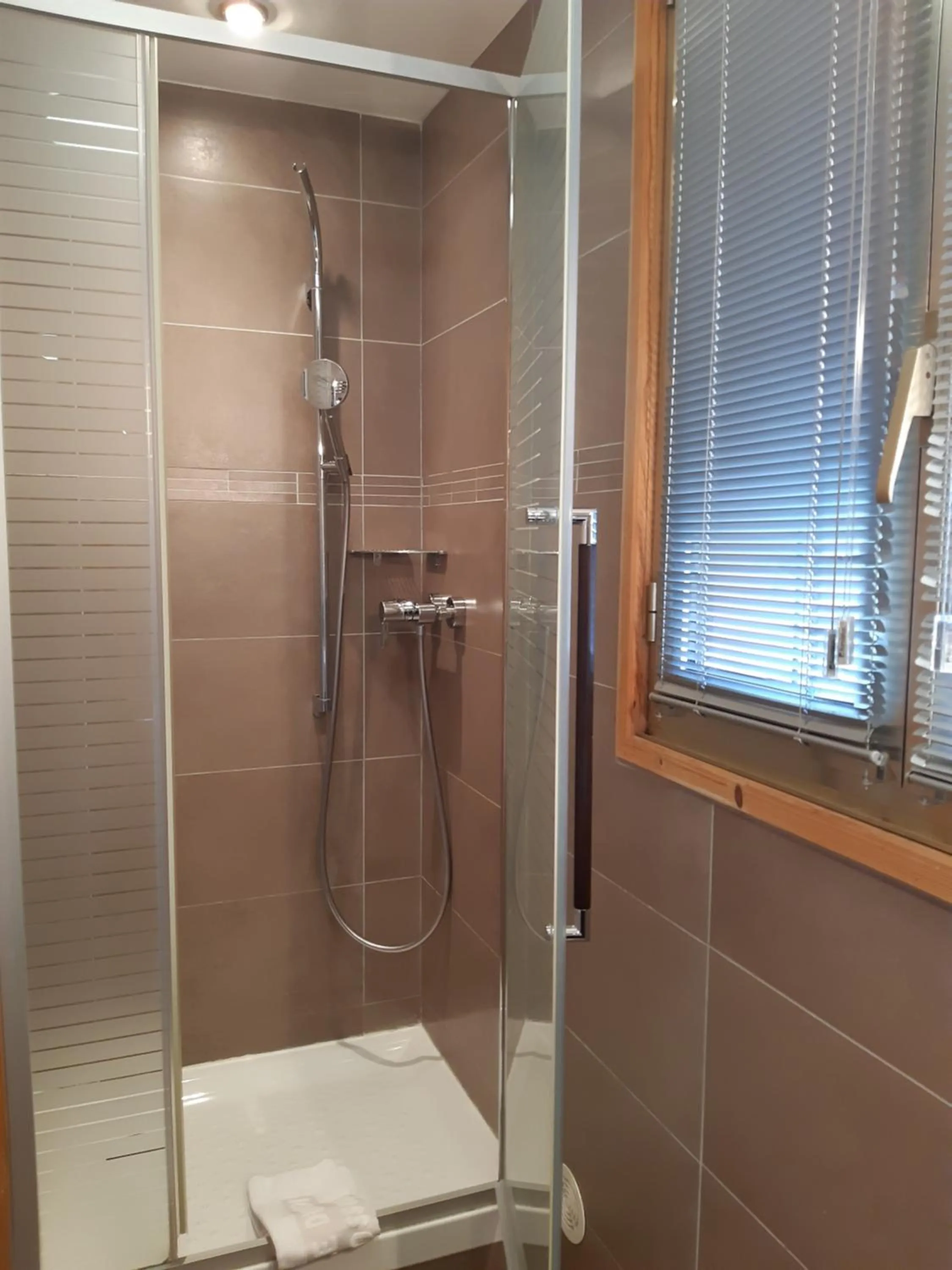 Shower in Aiguille du Midi - Hôtel & Restaurant