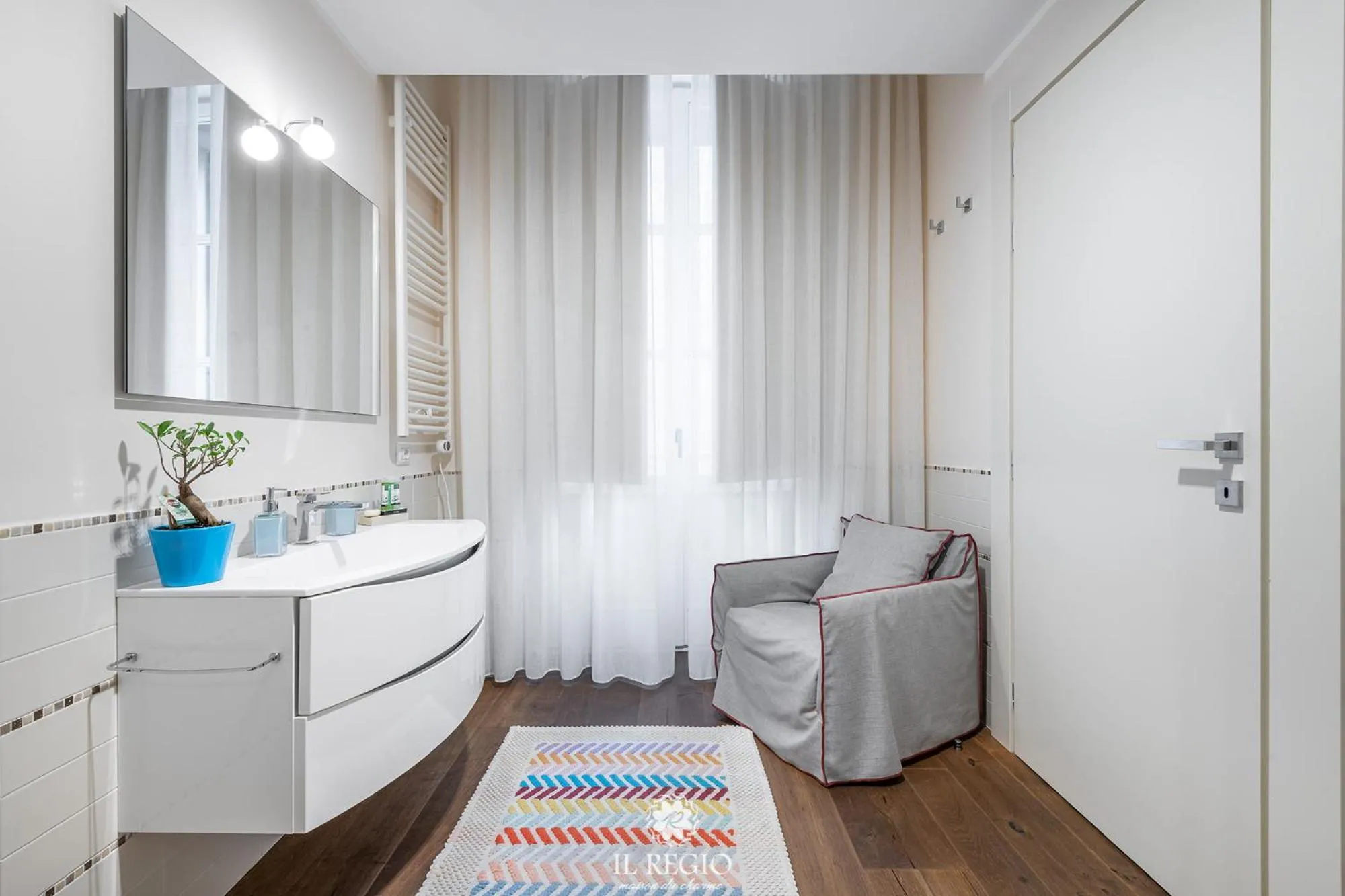 Shower, Bed in Il Regio Maison di Charme